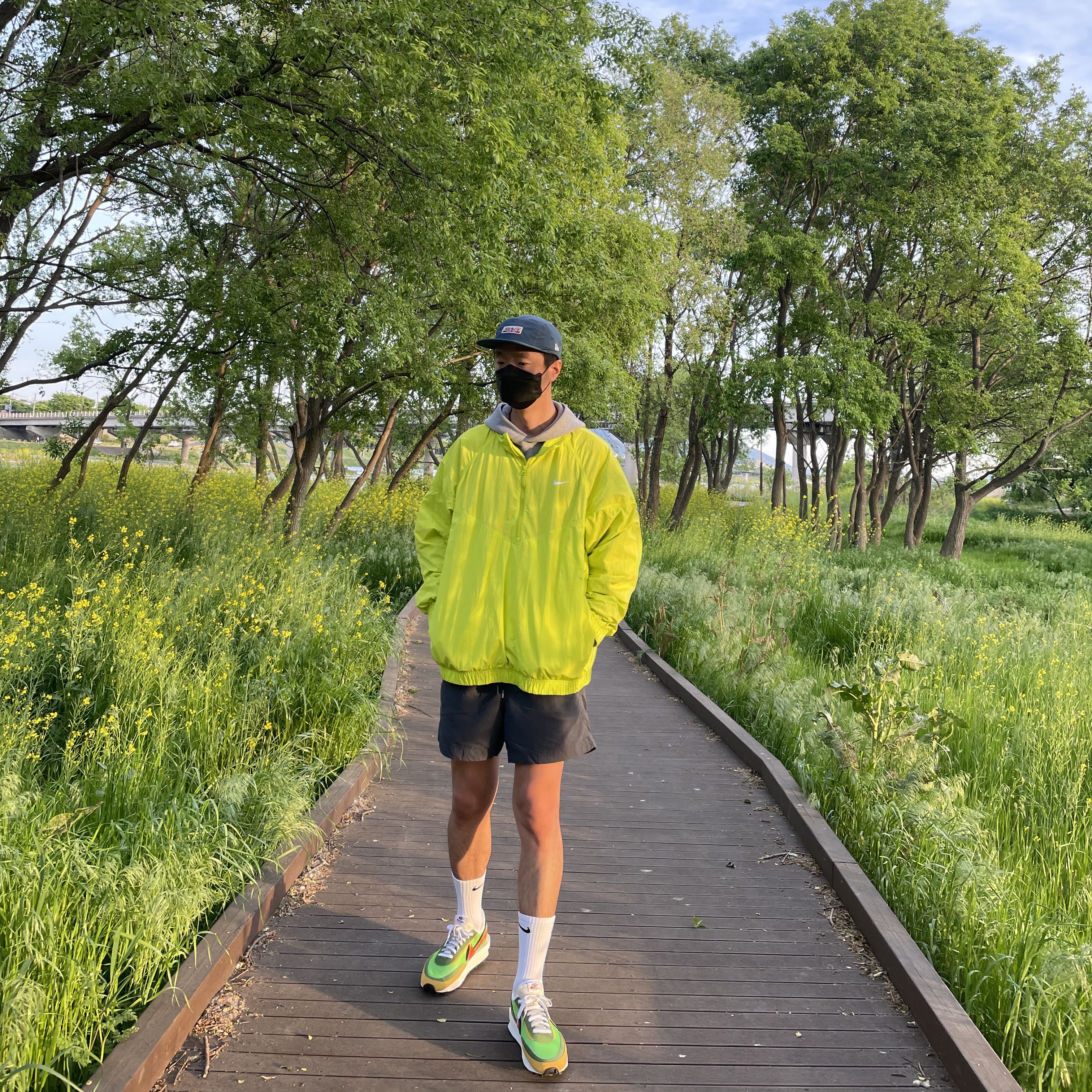 Nike x Stussy Windrunner Jacket Bright Cactus, Nike x Sacai LDWaffle Green Multi 착용 스타일