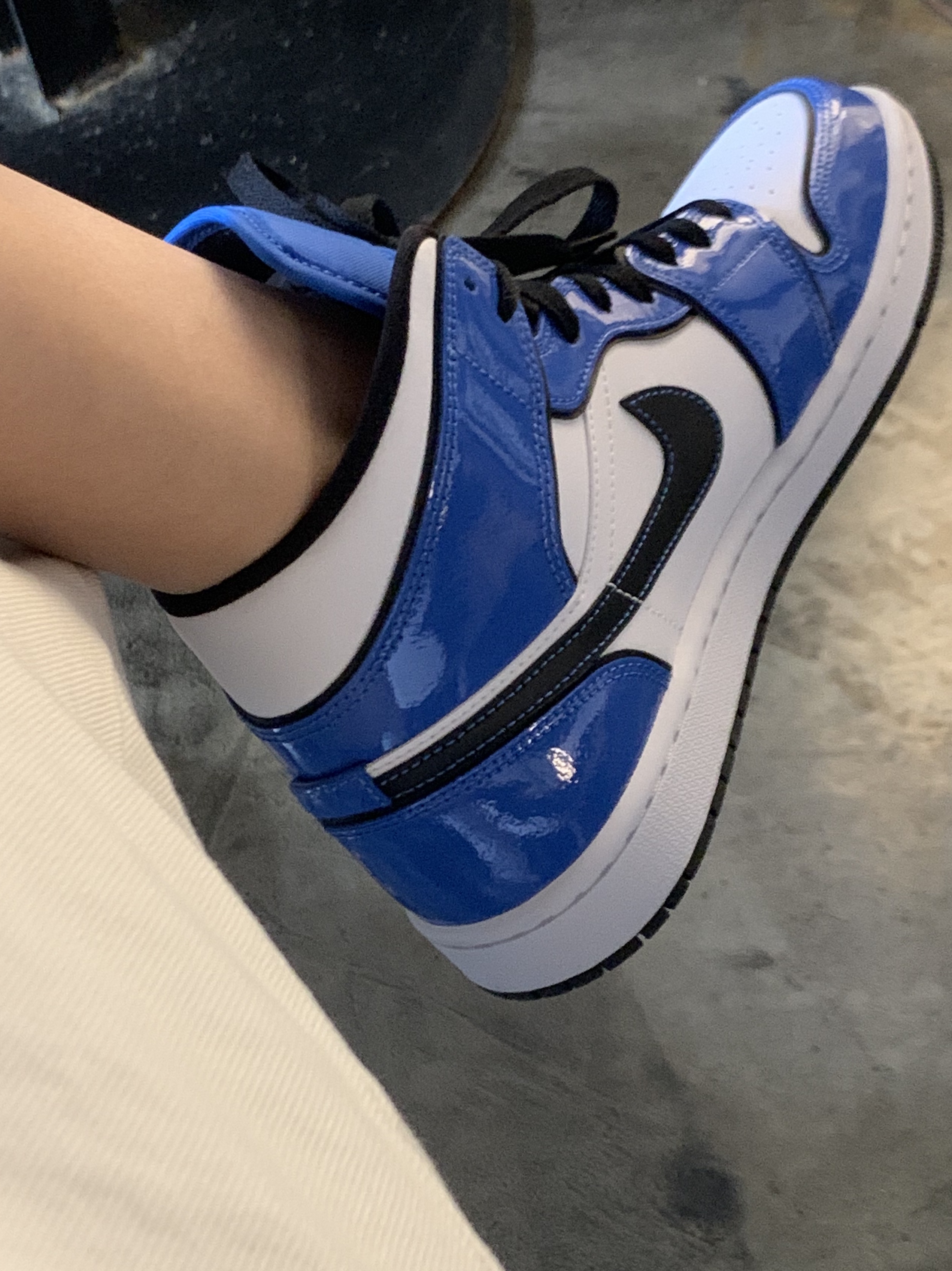 Jordan 1 Mid SE Signal Blue, (GS) Jordan 1 Mid SE Signal Blue 착용 스타일 - 2
