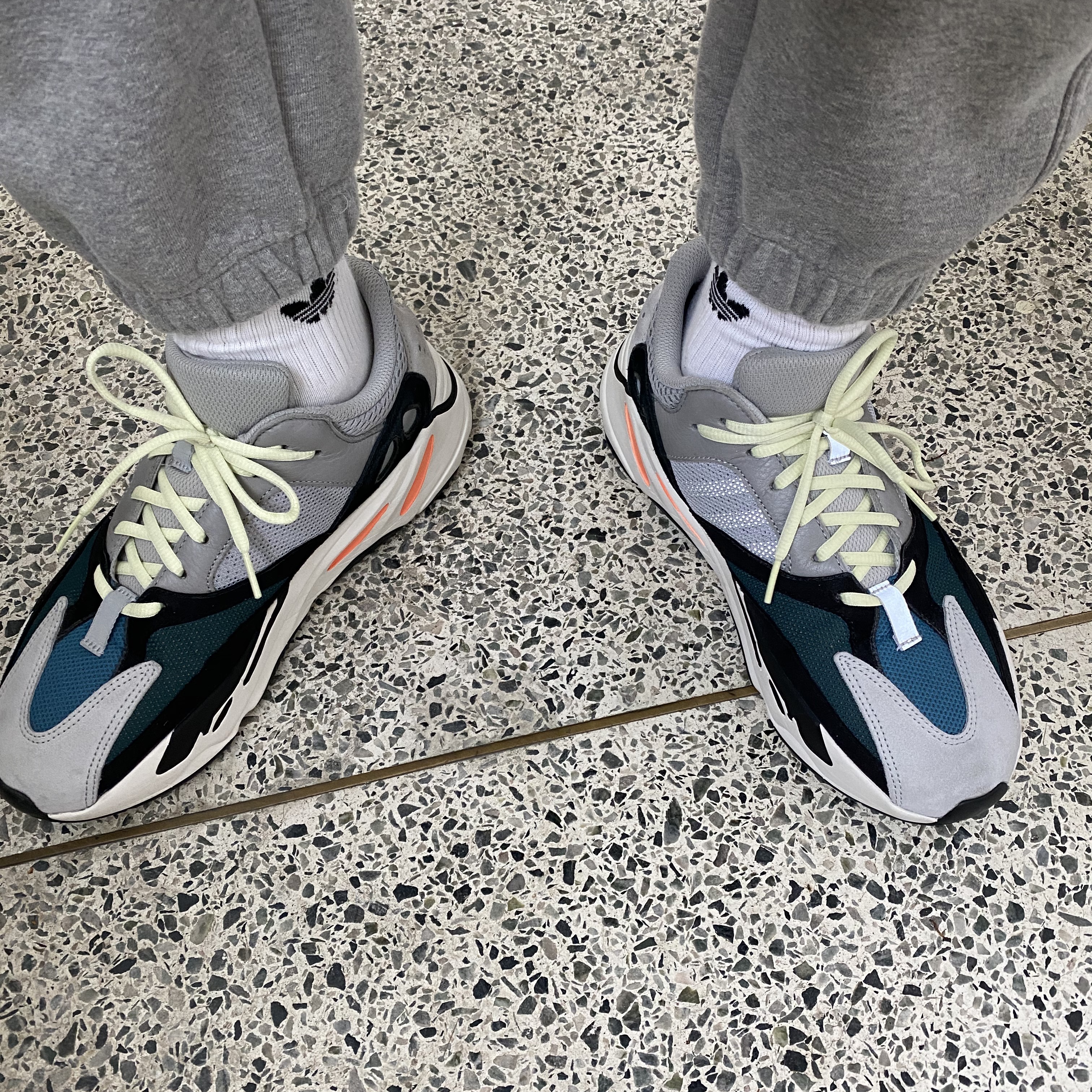Adidas Yeezy Boost 700 Wave Runner Solid Grey 2017/2019 착용 스타일