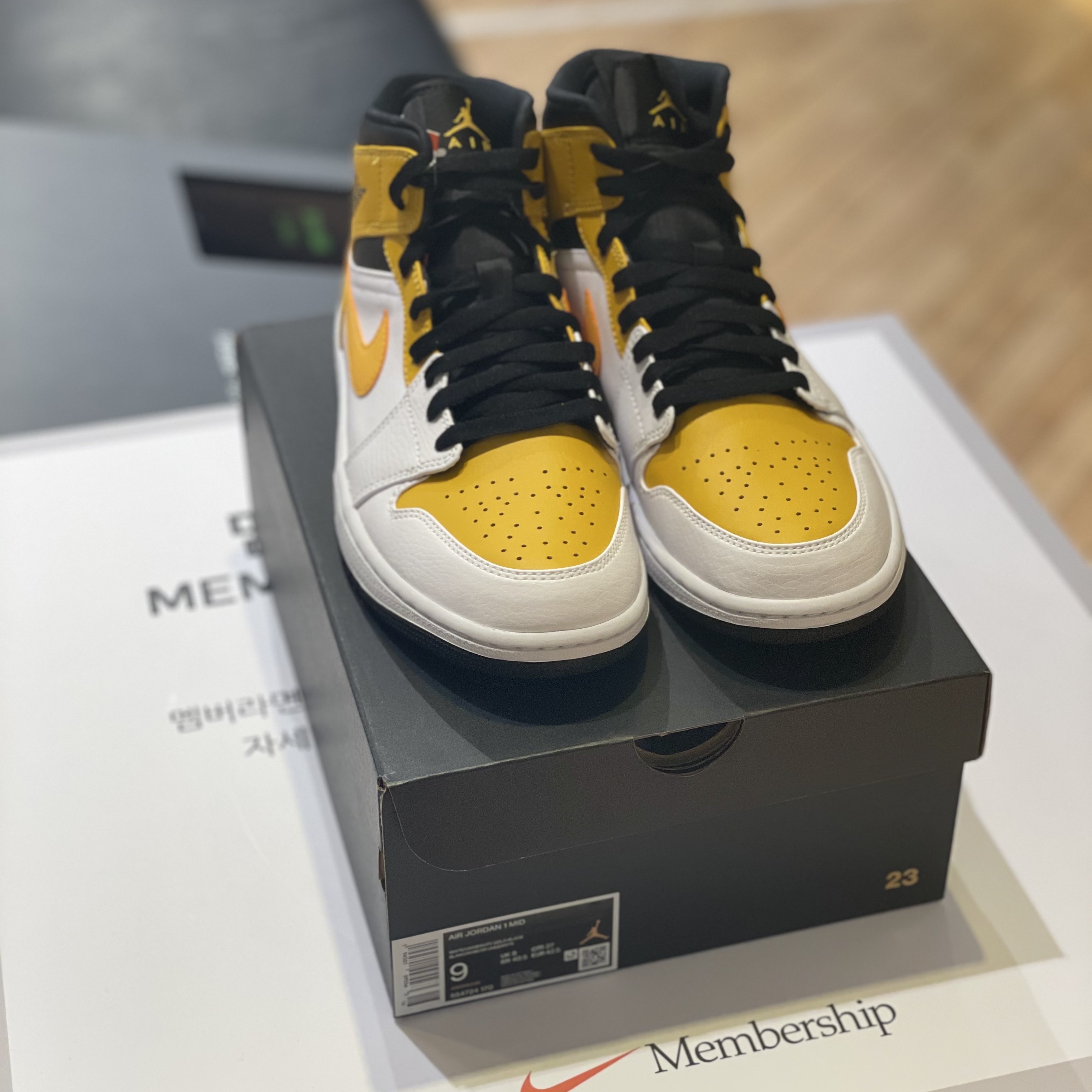 Jordan 1 Mid White University Gold 착용 스타일