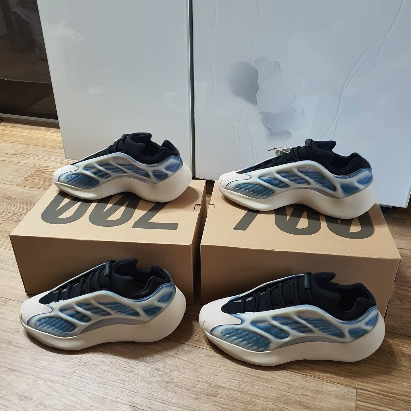 Adidas Yeezy 700 V3 Kyanite 착용 스타일 - 3