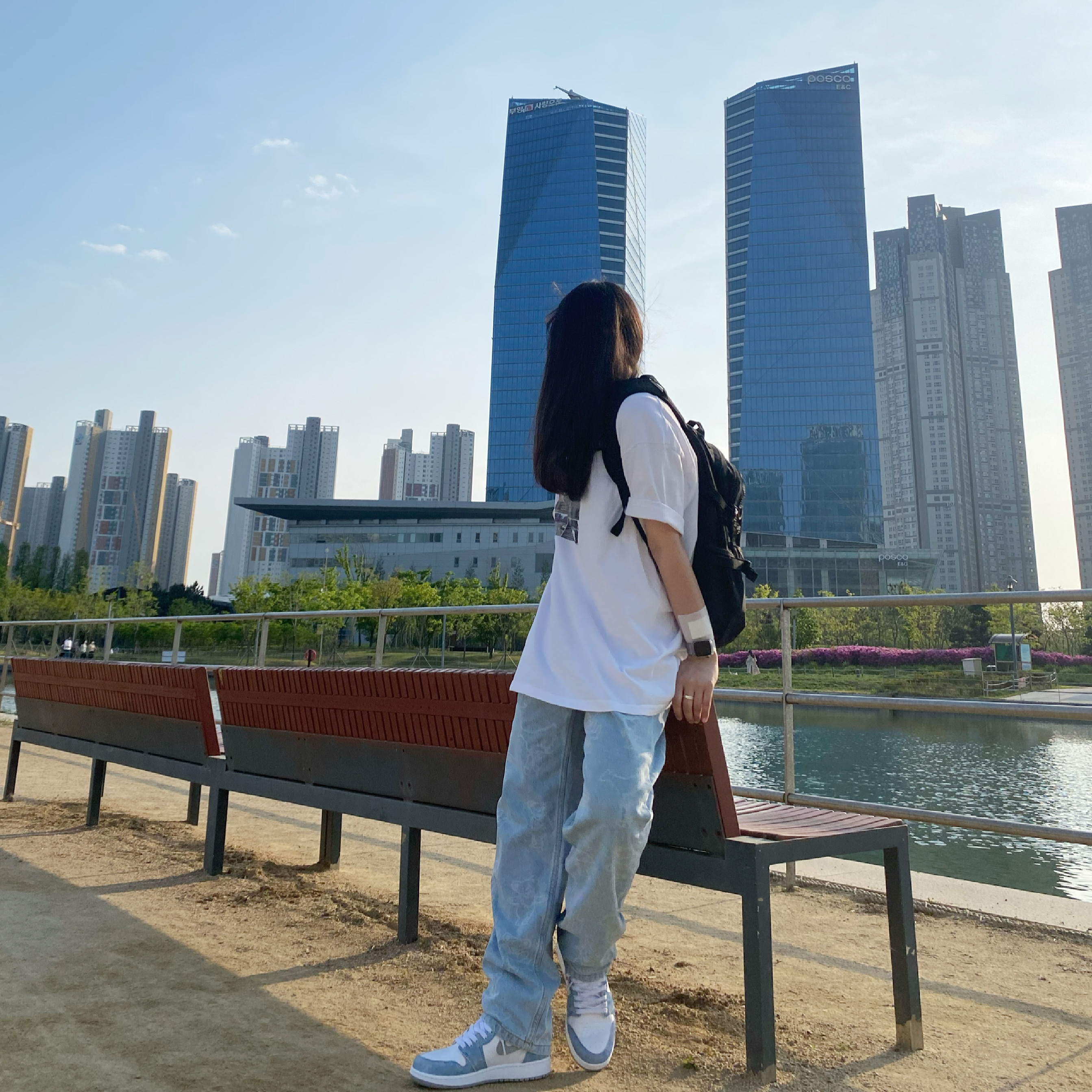 Supreme Verify T-Shirt White - 20FW, Jordan 1 Retro High OG Hyper Royal 착용 스타일