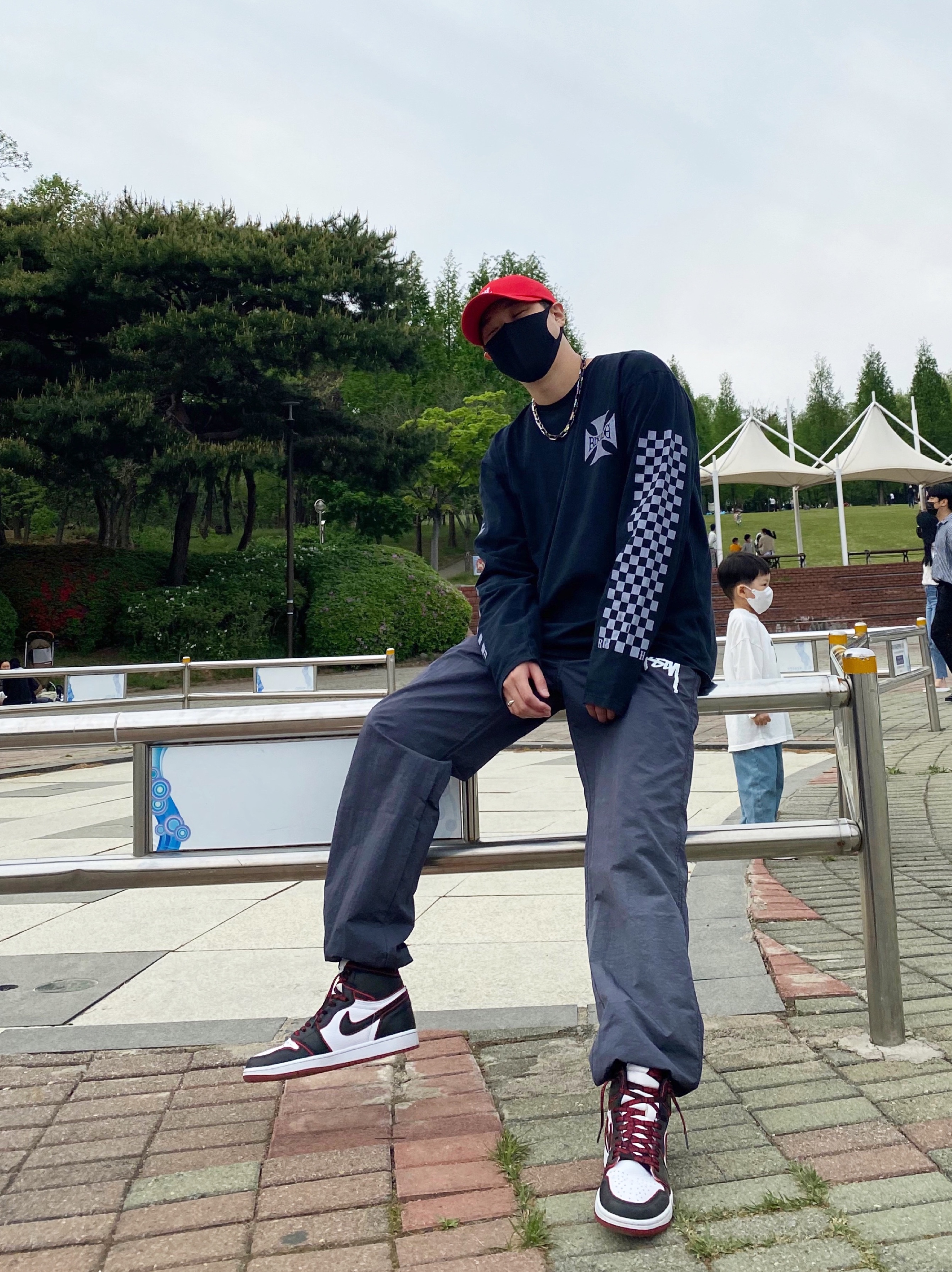 Nike x Stussy Beach Pants Off Noir, Jordan 1 Retro High OG Bloodline 착용 스타일 - 1