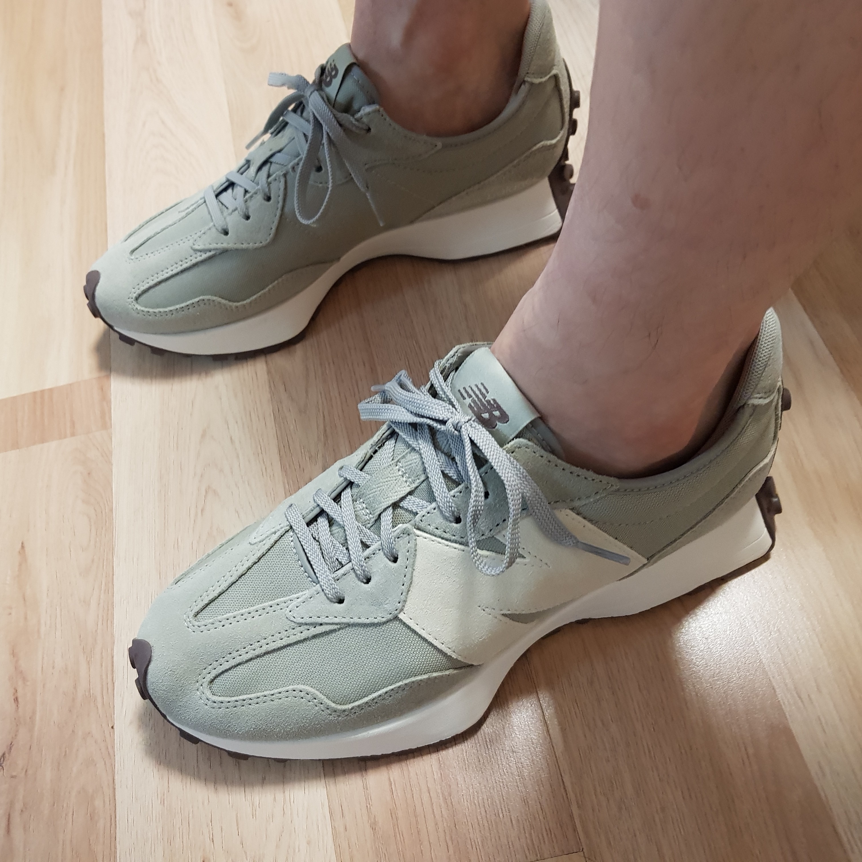 (W) New Balance 327 Grey Oak 착용 스타일 - 3