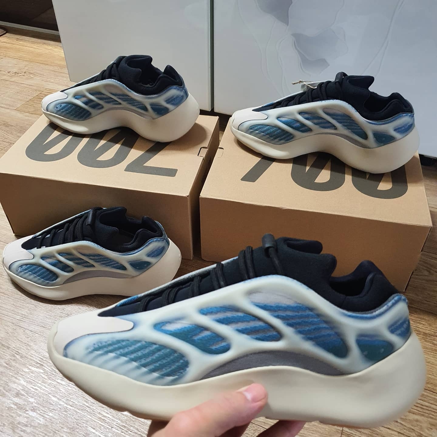 Adidas Yeezy 700 V3 Kyanite 착용 스타일 - 2