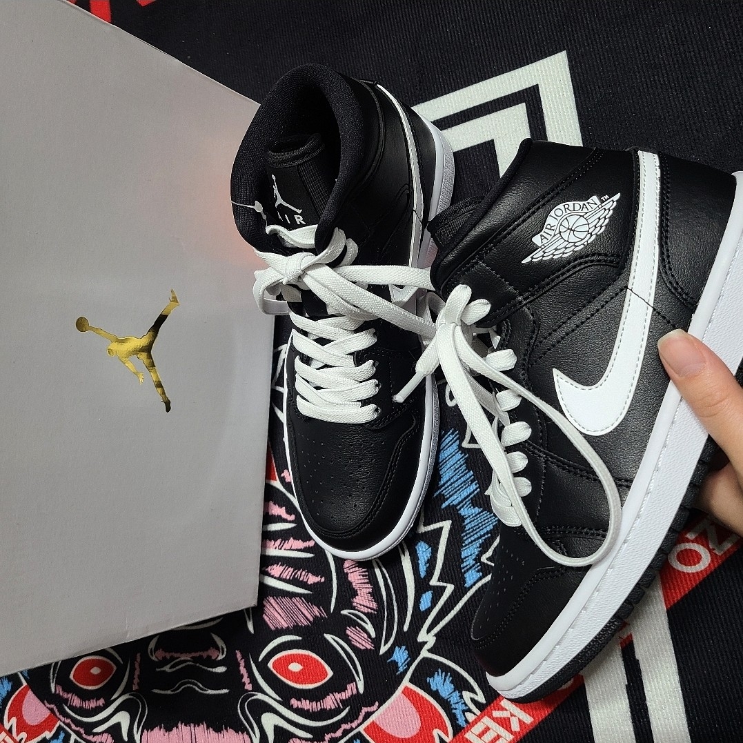 (W) Jordan 1 Mid Black White 착용 스타일 - 2