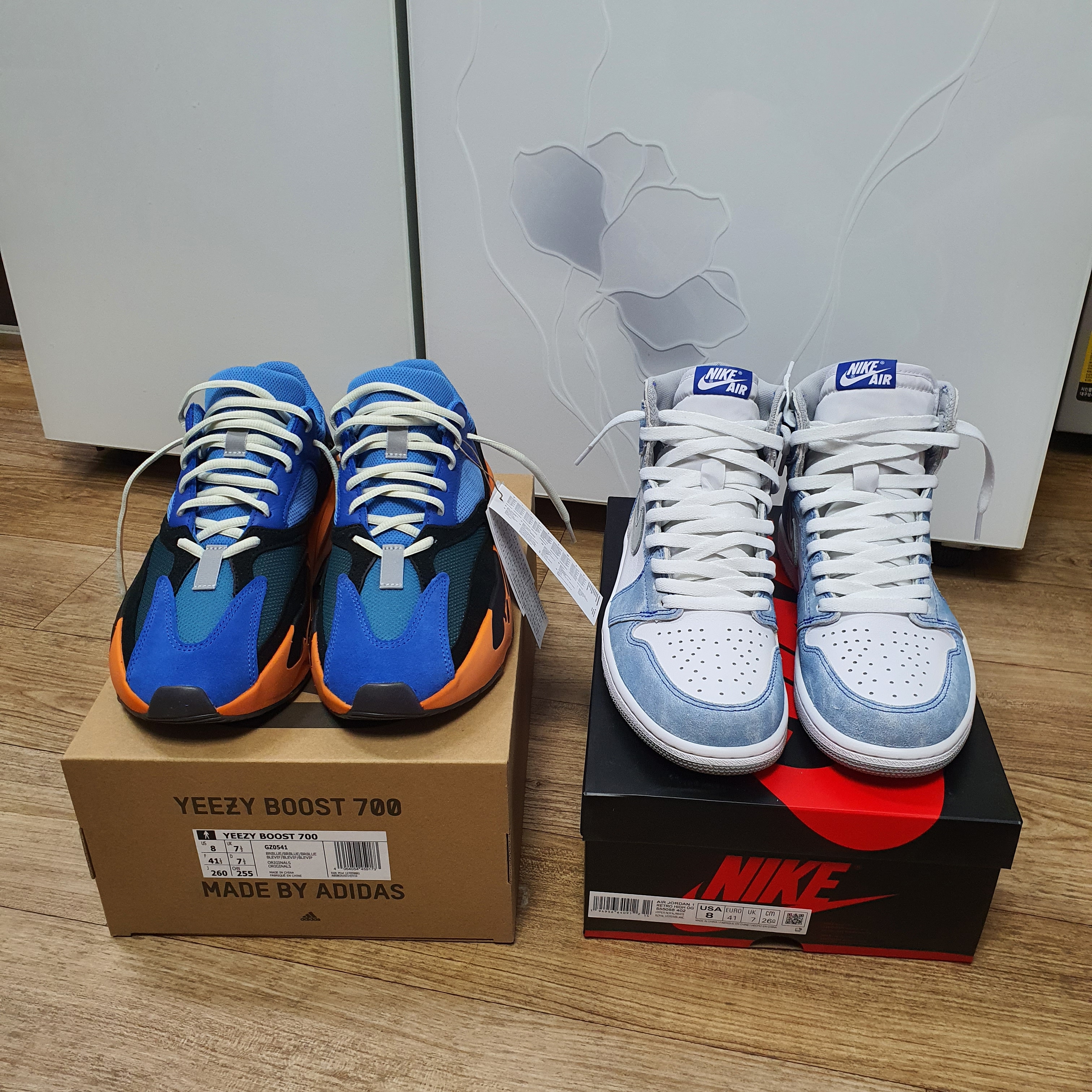 Jordan 1 Retro High OG Hyper Royal, Adidas Yeezy Boost 700 Bright Blue 착용 스타일 - 2