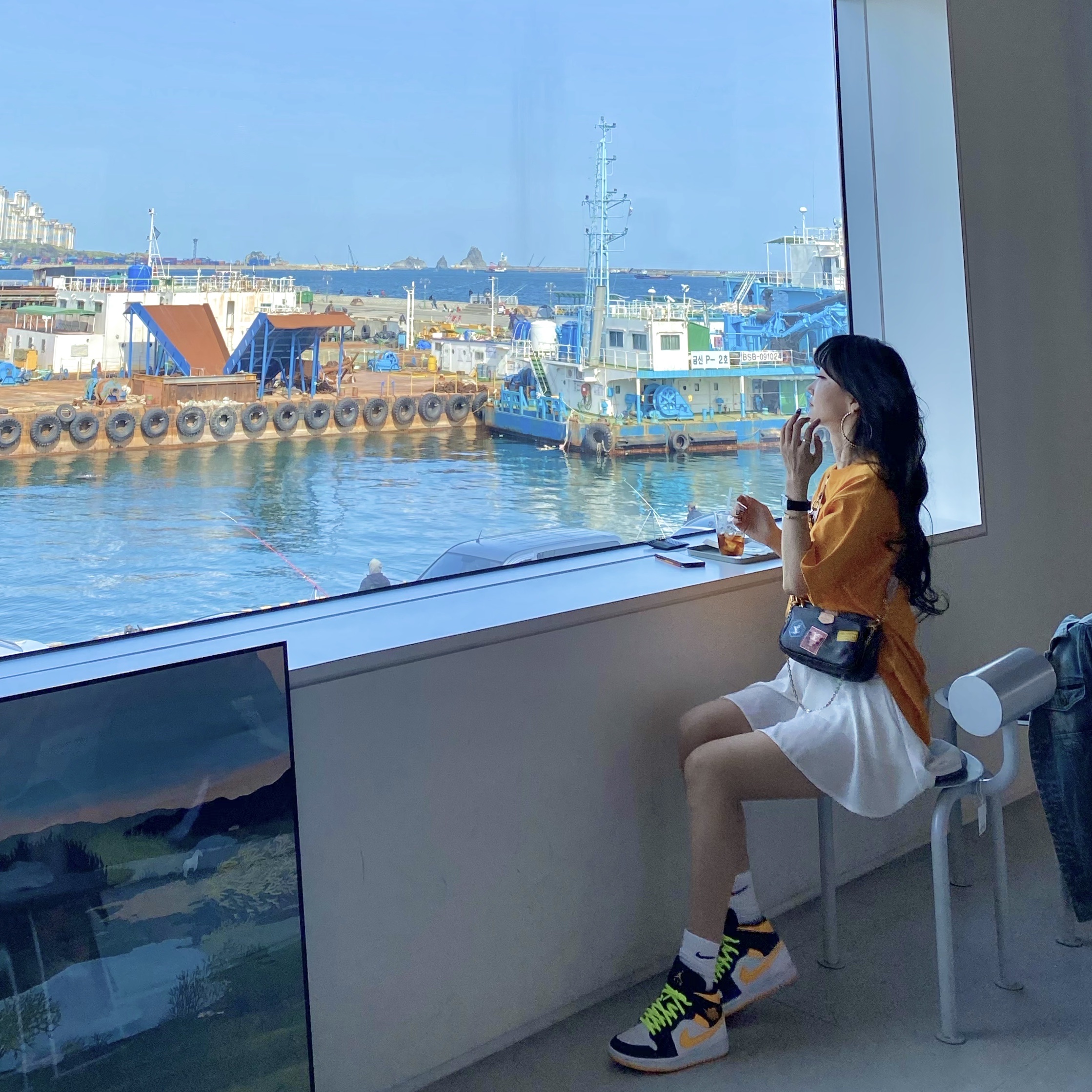 (W) Jordan 1 Mid SE Laser Orange, Nike x Kim Jones Oversized T-Shirt Circuit Orange - Asia 착용 스타일 - 2