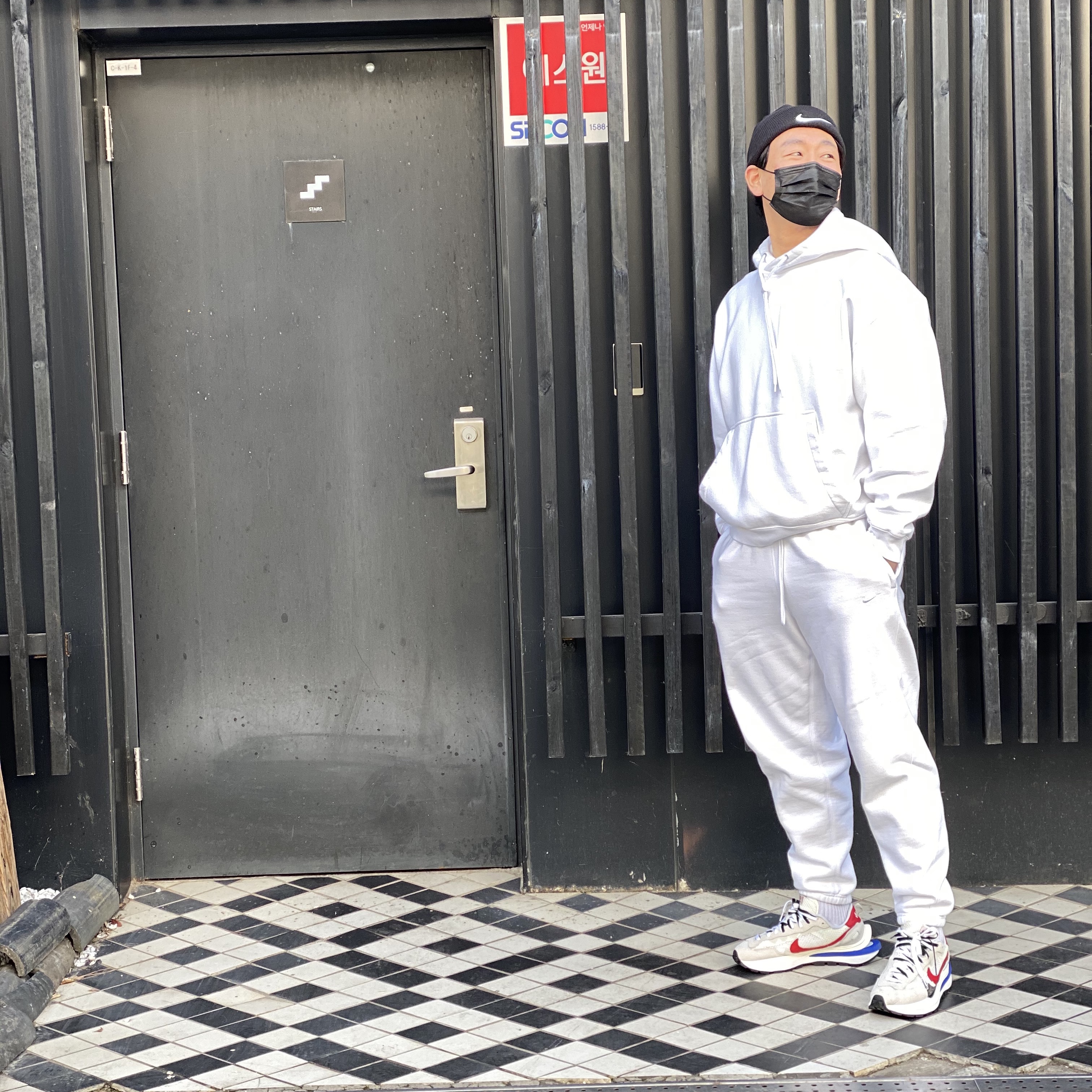 Nike x Sacai VaporWaffle Royal Fuchsia, Nike M NRG Hoodie White 착용 스타일 - 1