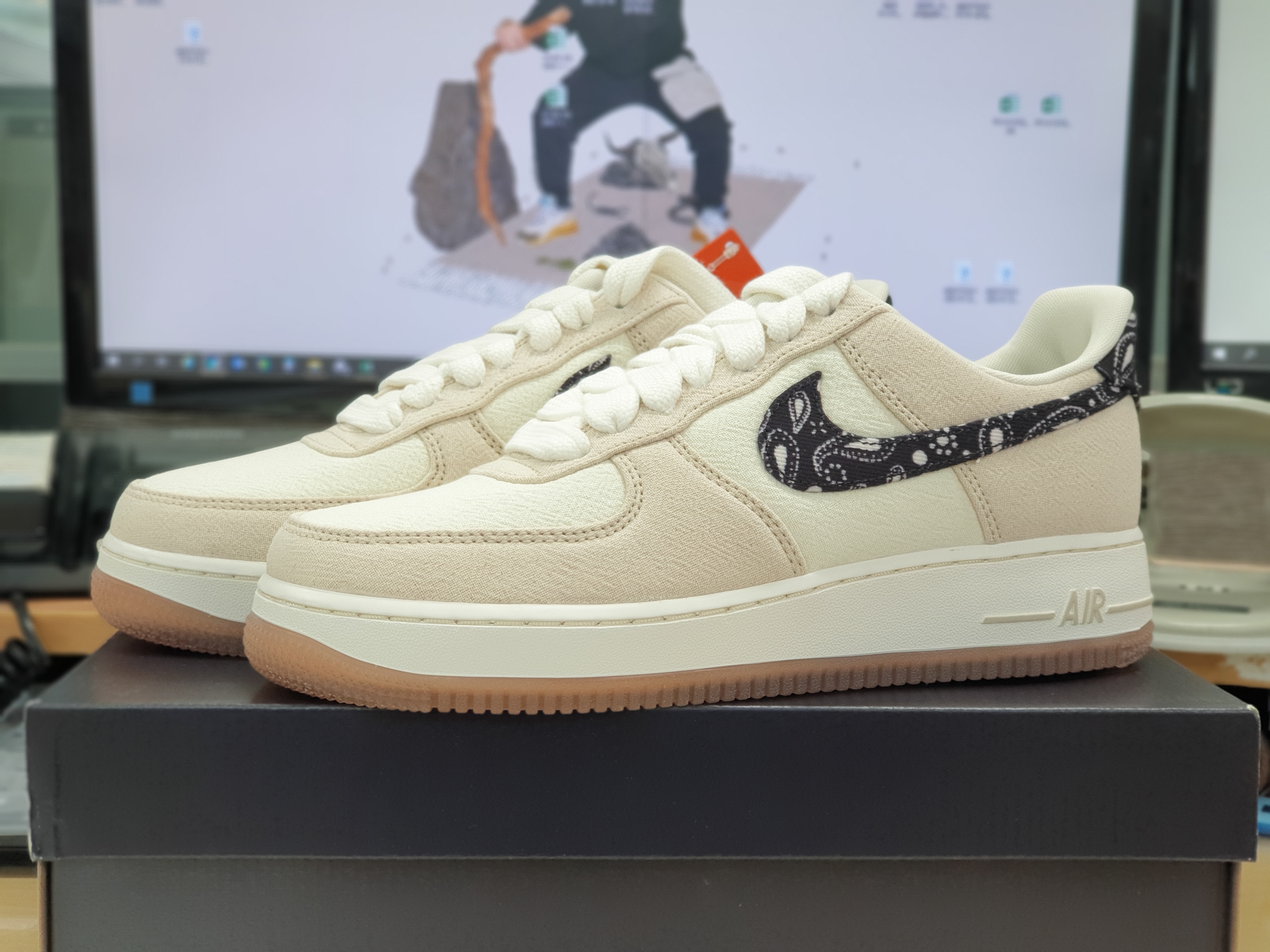 Nike Air Force 1 '07 LV8 Paisley Swoosh 착용 스타일