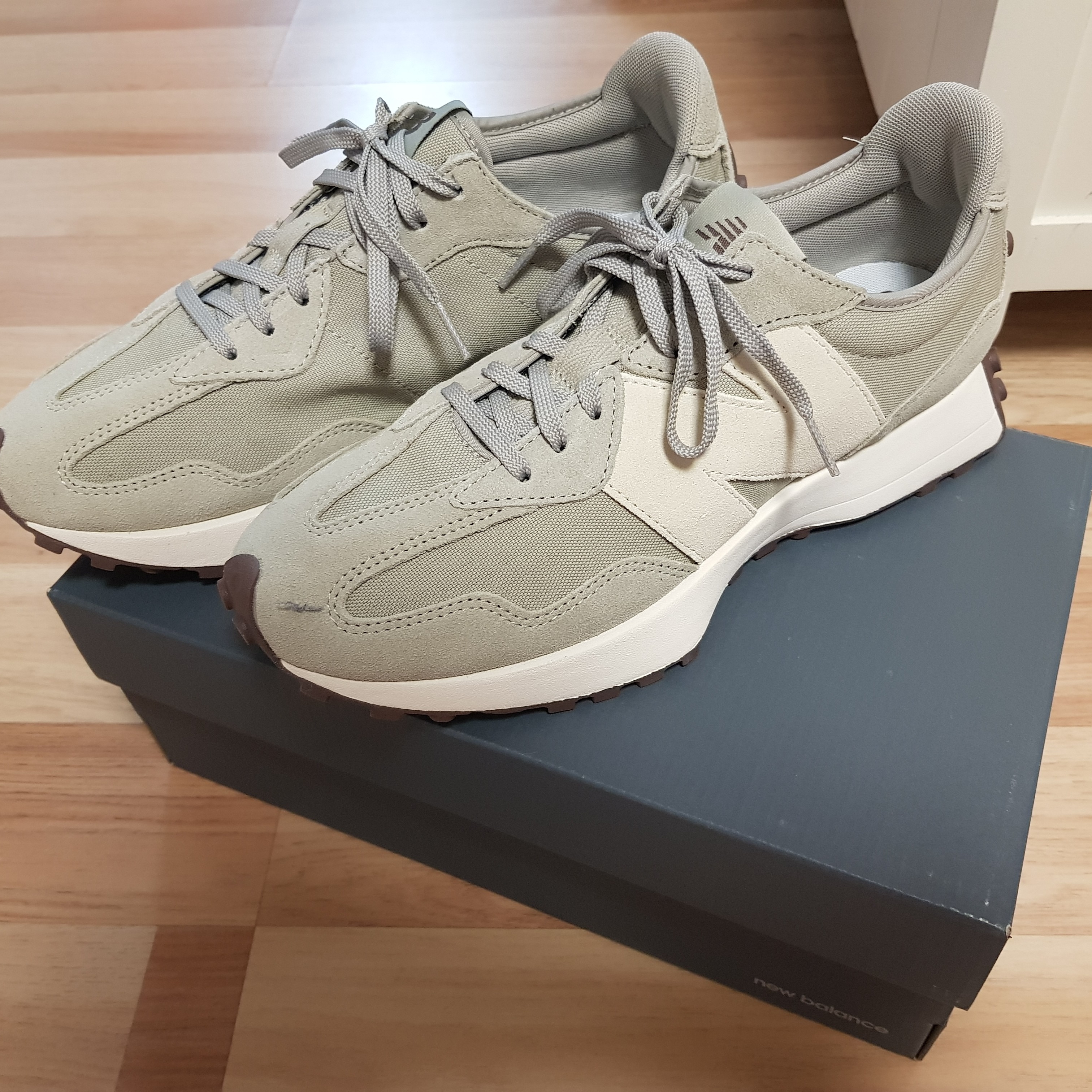 (W) New Balance 327 Grey Oak 착용 스타일 - 2