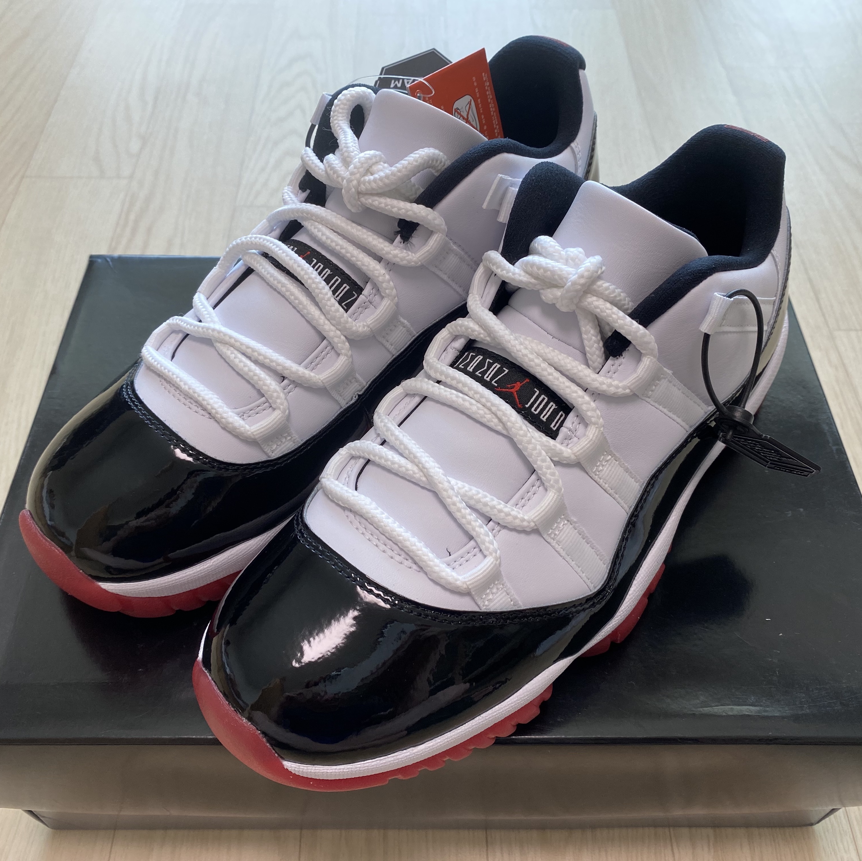 Jordan 11 Retro Low Concord Bred, (W) Nike Air Max 97 White Pure Platinum 착용 스타일 - 1