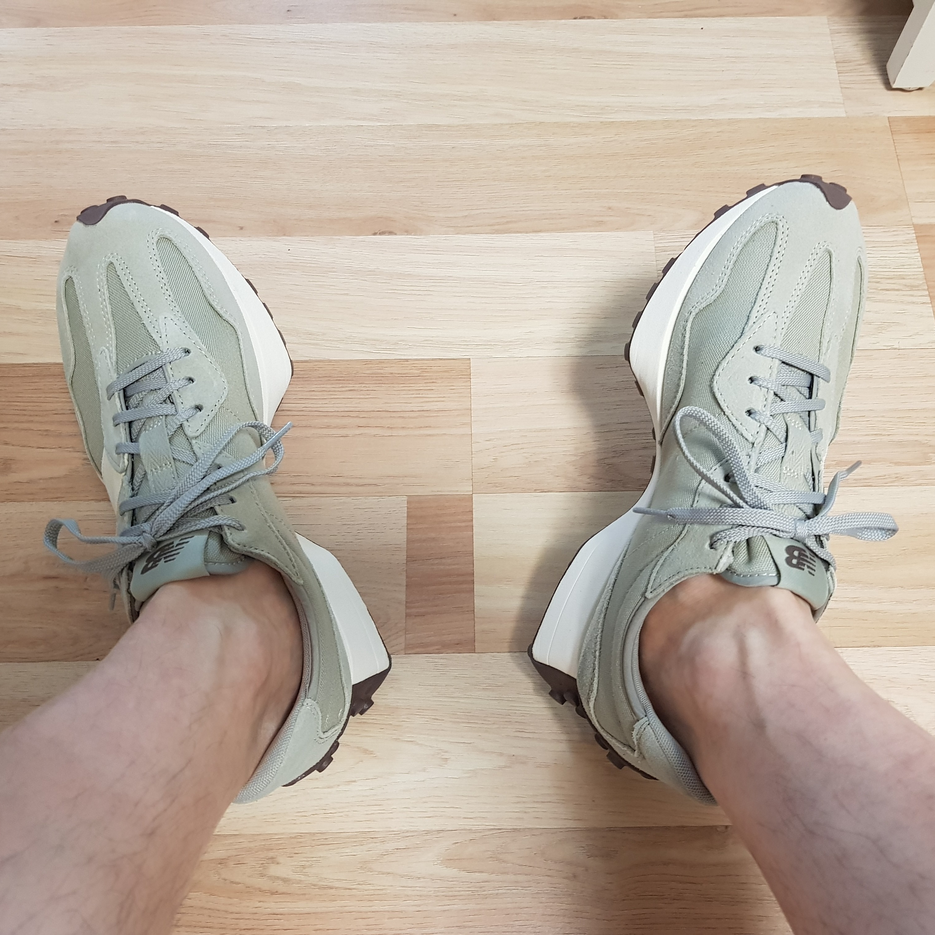 (W) New Balance 327 Grey Oak 착용 스타일 - 1