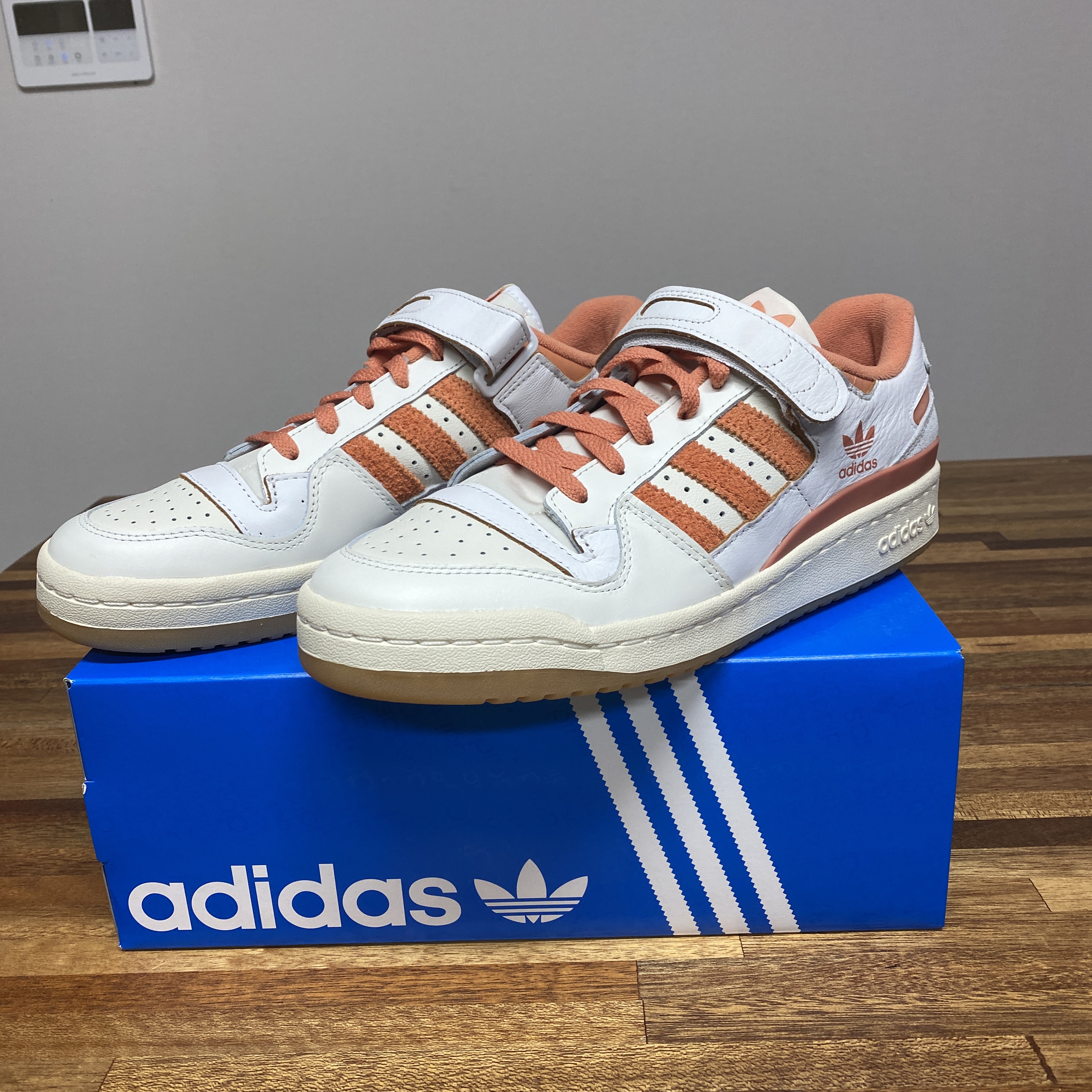 Adidas Forum 84 Low Hazy Copper 착용 스타일 - 1
