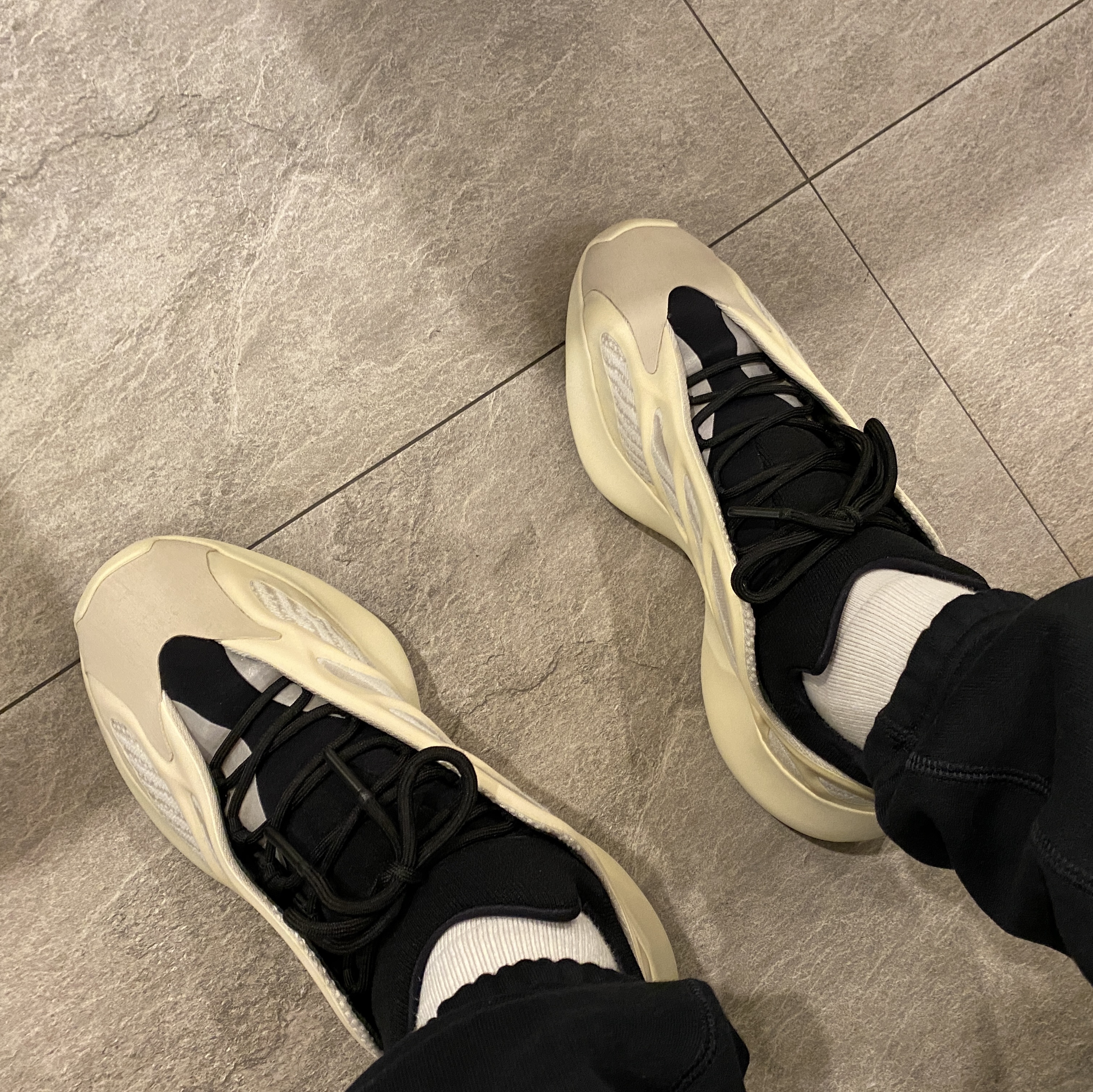 Adidas Yeezy 700 V3 Azael 2019 착용 스타일