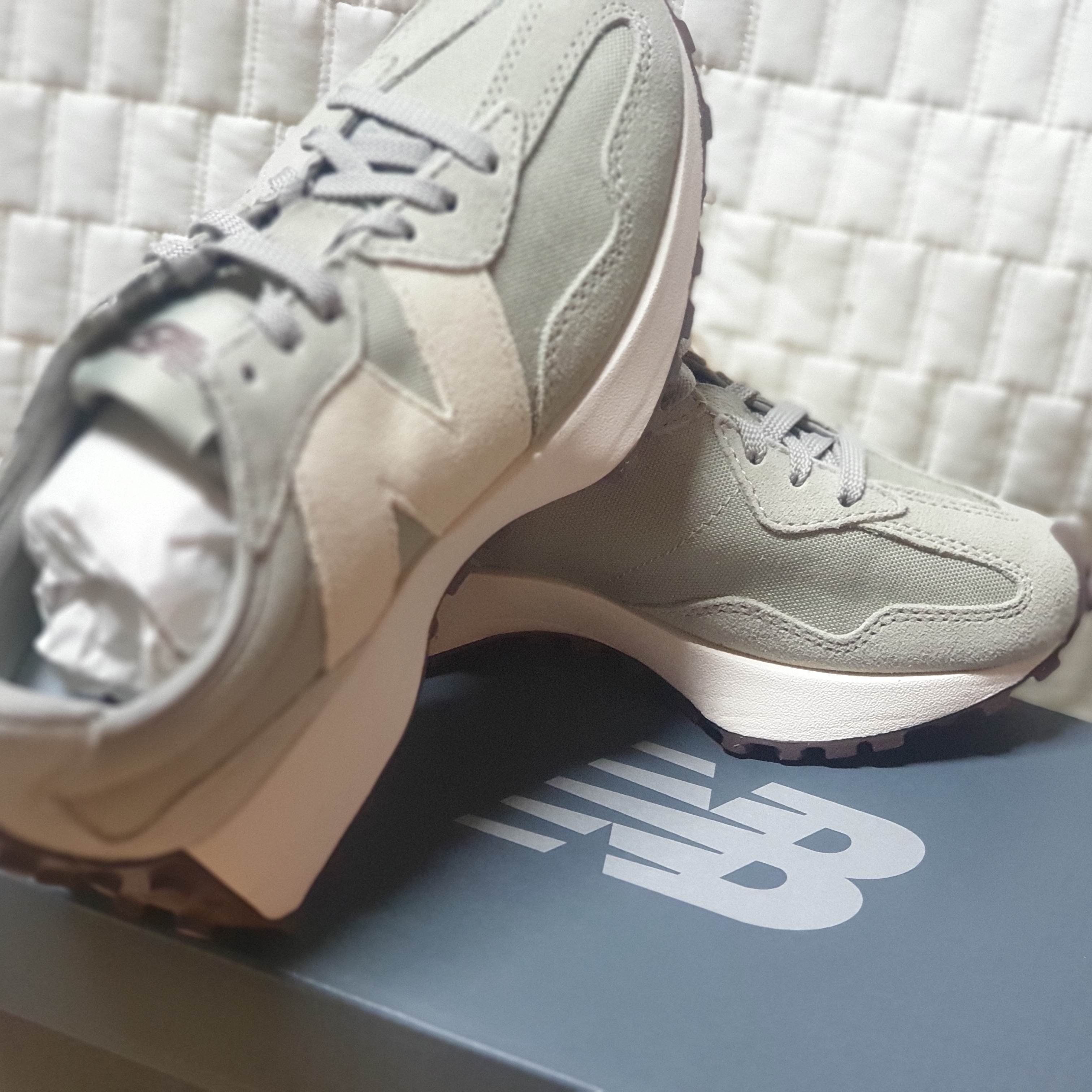 (W) New Balance 327 Grey Oak 착용 스타일