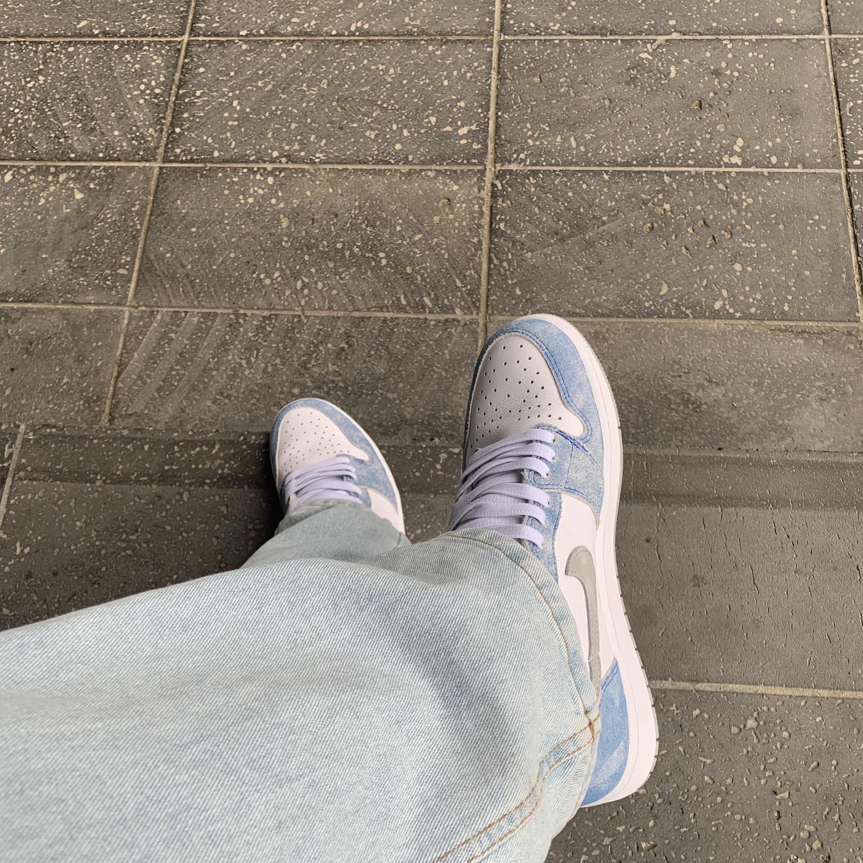 Jordan 1 Retro High OG Hyper Royal 착용 스타일 - 4