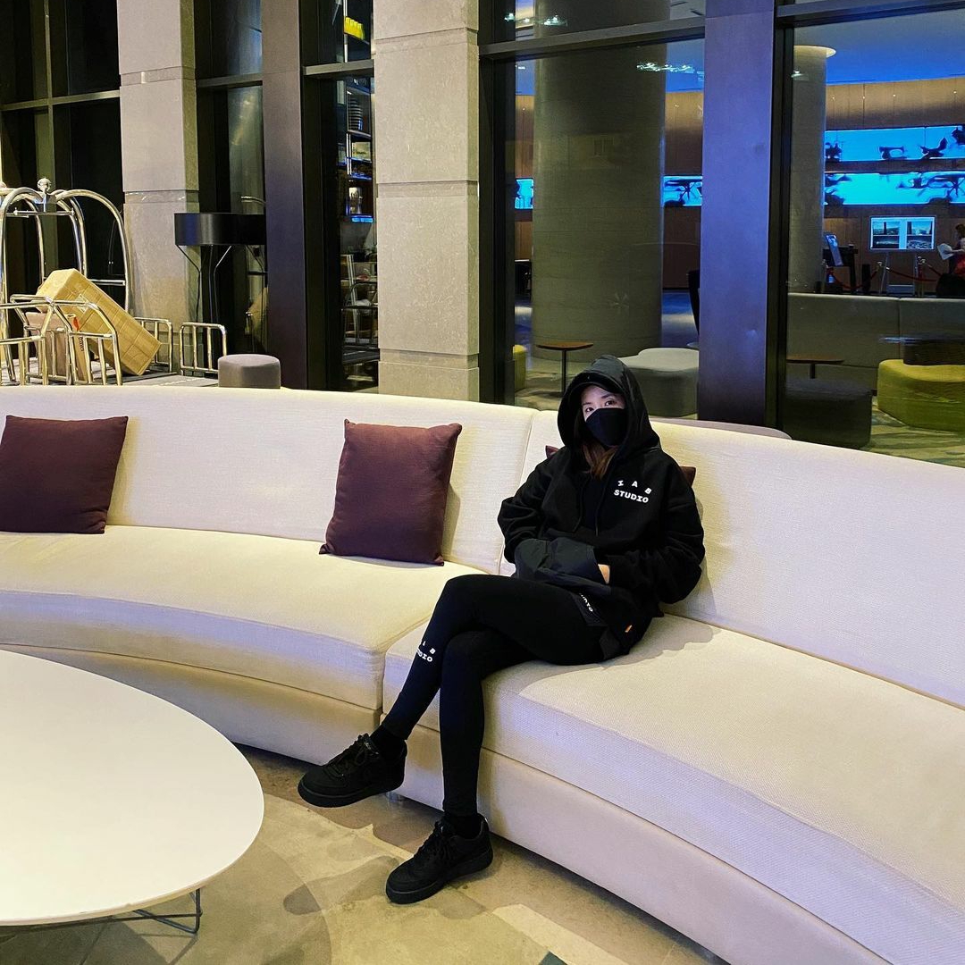 IAB Studio Woven Hoodie Black 착용 스타일 - 2