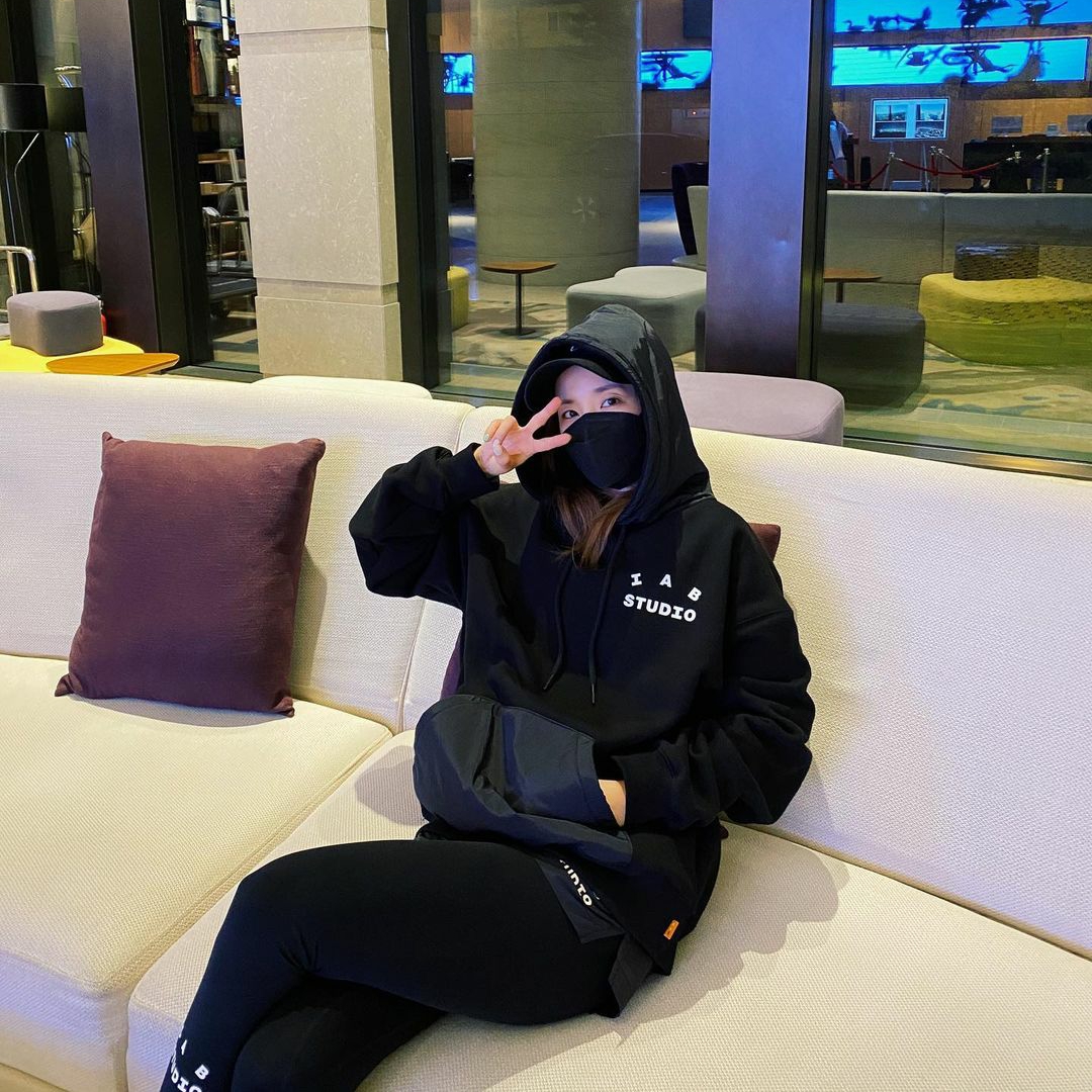 IAB Studio Woven Hoodie Black 착용 스타일 - 1