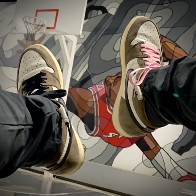 Jordan 1 x Travis Scott Retro High OG SP Mocha, Essentials Track Pants Black - 20FW 착용 스타일 - 3