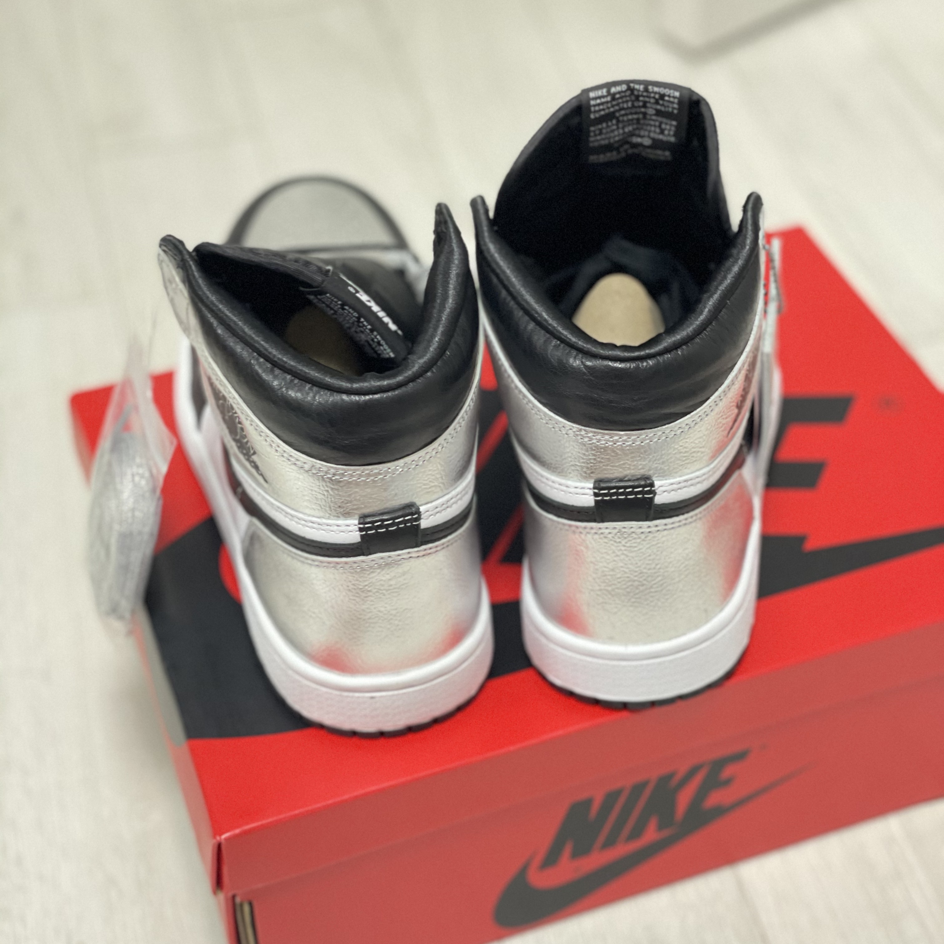 (W) Jordan 1 Retro High OG Silver Toe 착용 스타일 - 4