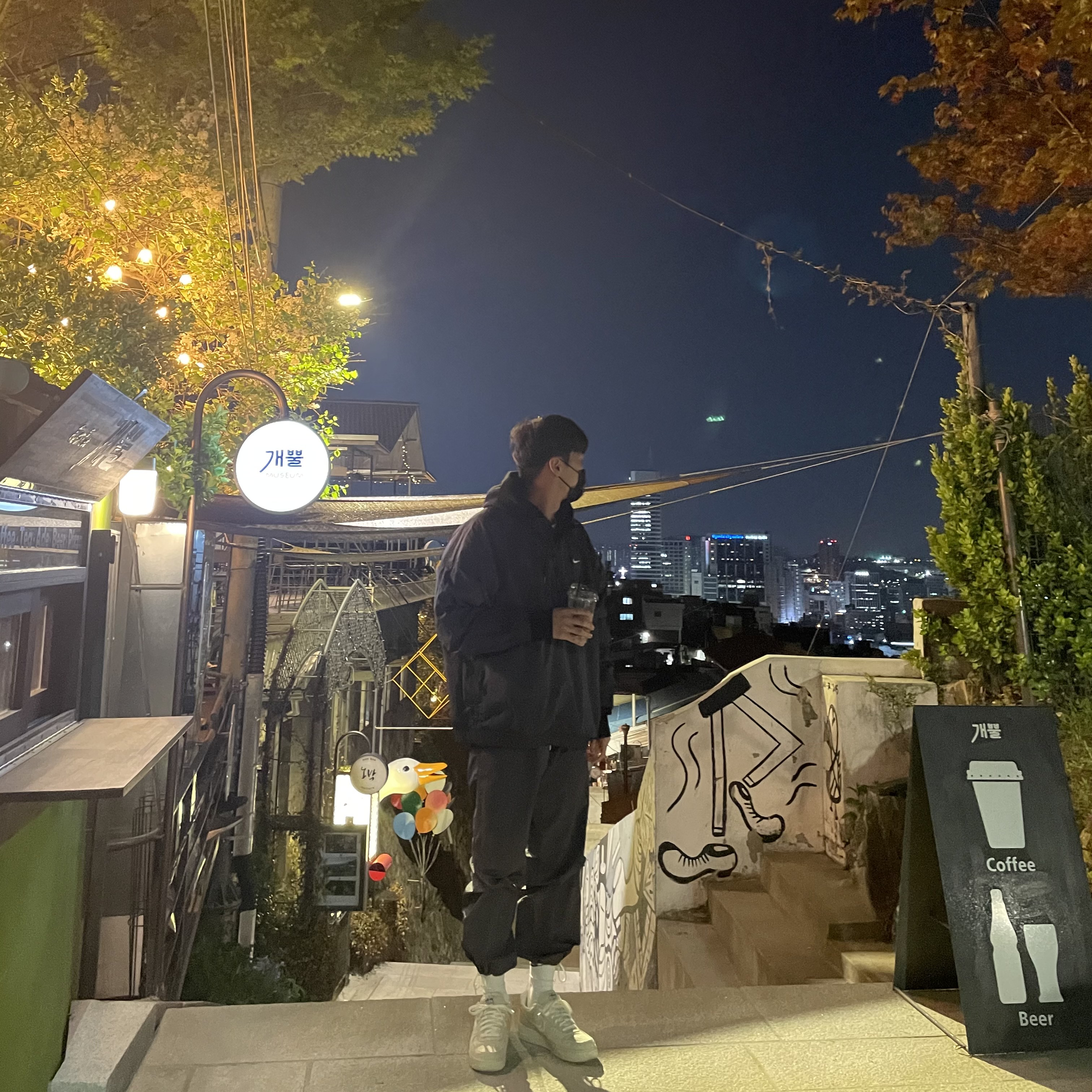 Nike x Stussy Beach Pants Off Noir, Nike x Stussy Windrunner Jacket Off Noir 착용 스타일