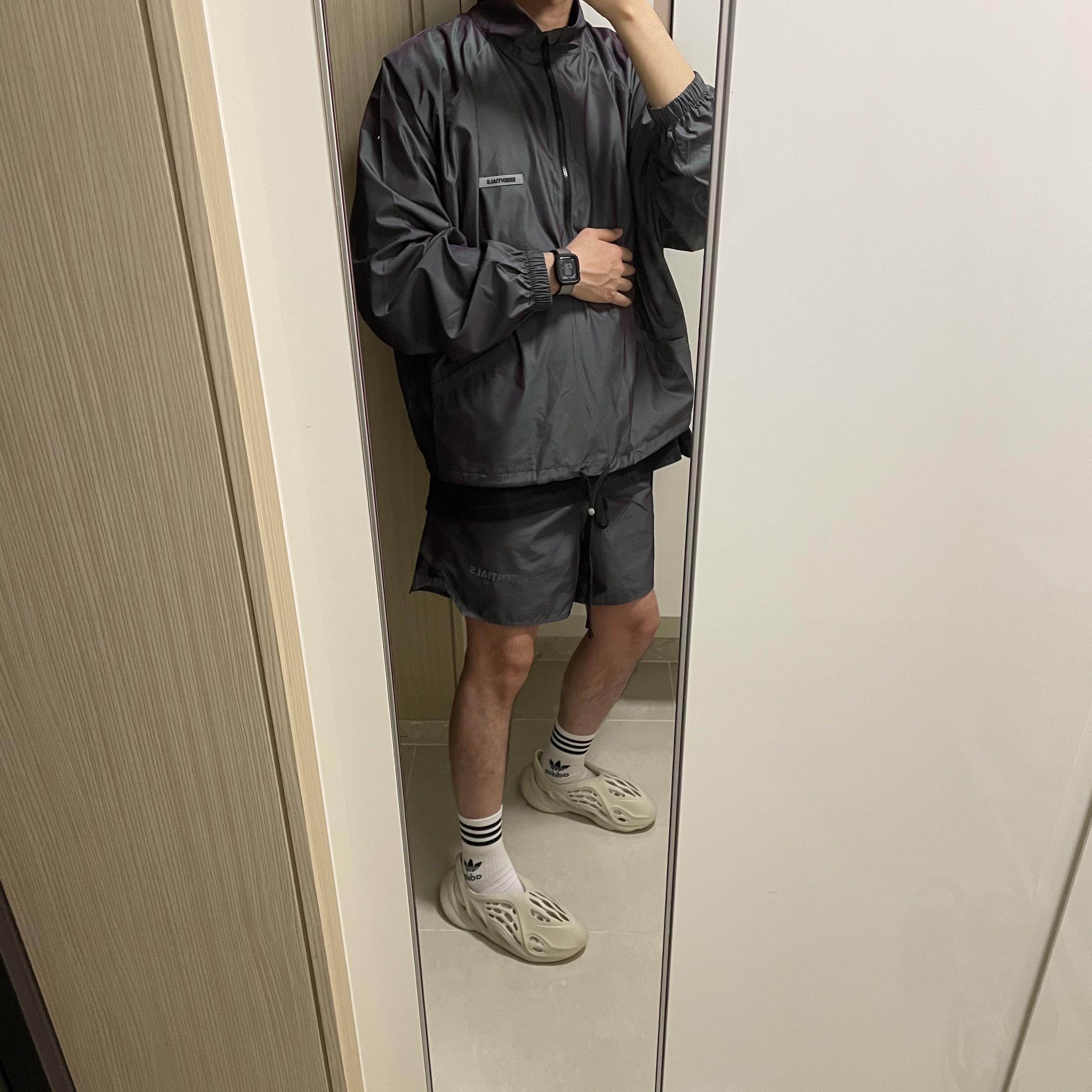 Essentials Track Jacket Iridescent - 20SS, Essentials Volley Shorts Iridescent - 20SS 착용 스타일