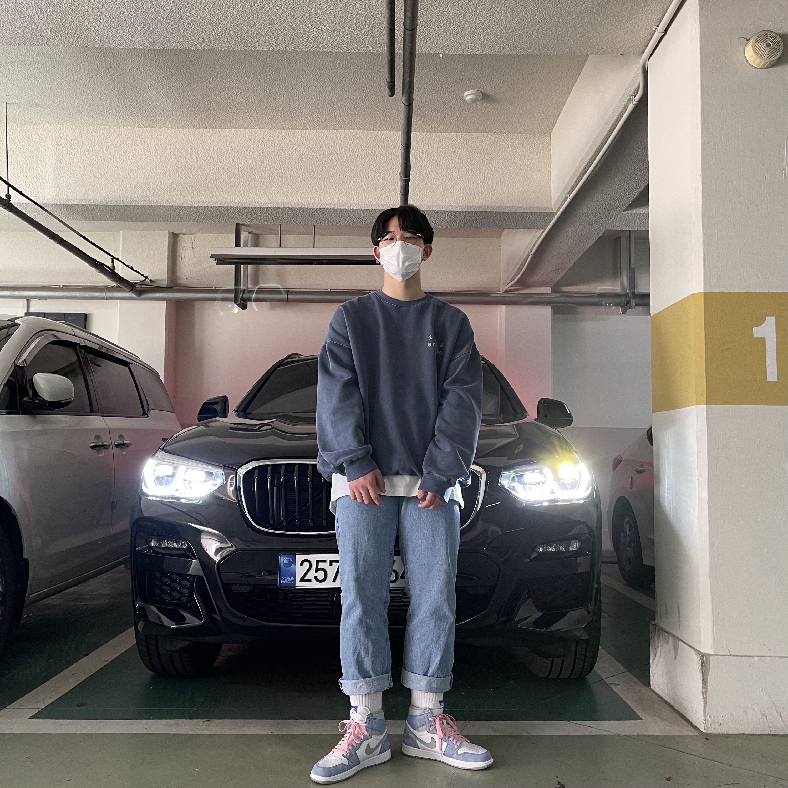 Jordan 1 Retro High OG Hyper Royal, Casetify x IAB Studio Logo AirPods Pro Case Iridescent 착용 스타일