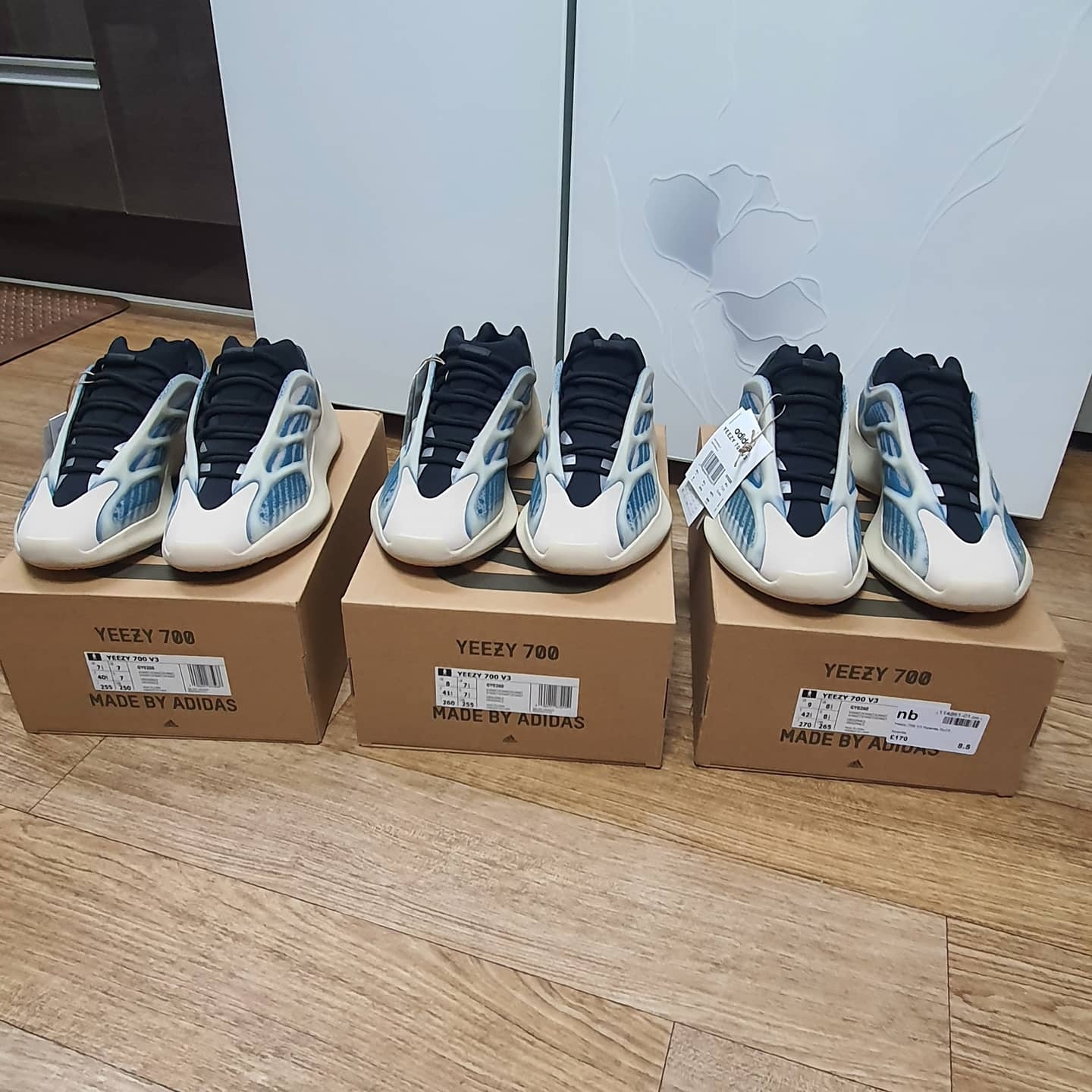 Adidas Yeezy 700 V3 Kyanite 착용 스타일 - 1