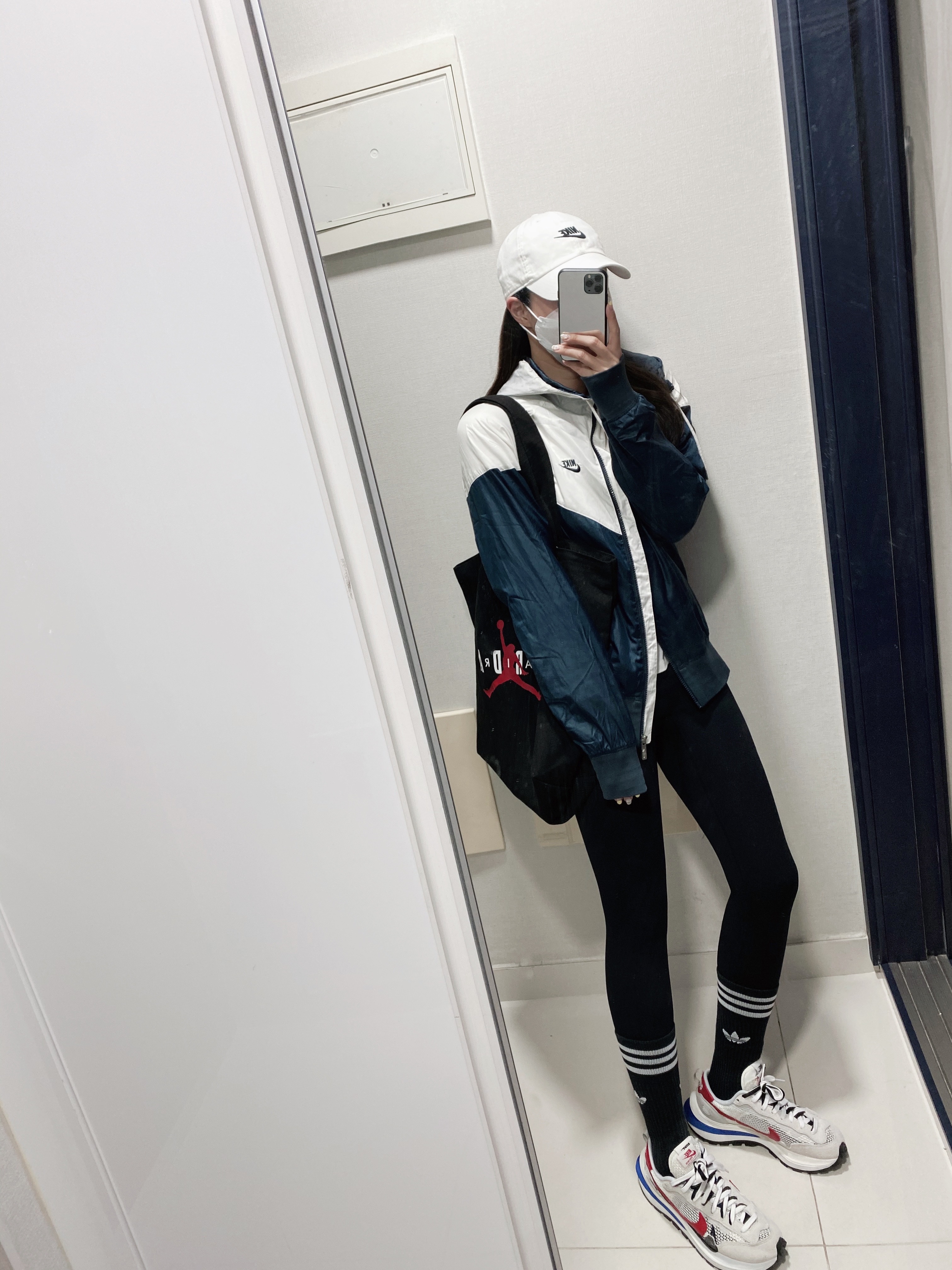 Nike x Sacai VaporWaffle Royal Fuchsia 착용 스타일 - 2