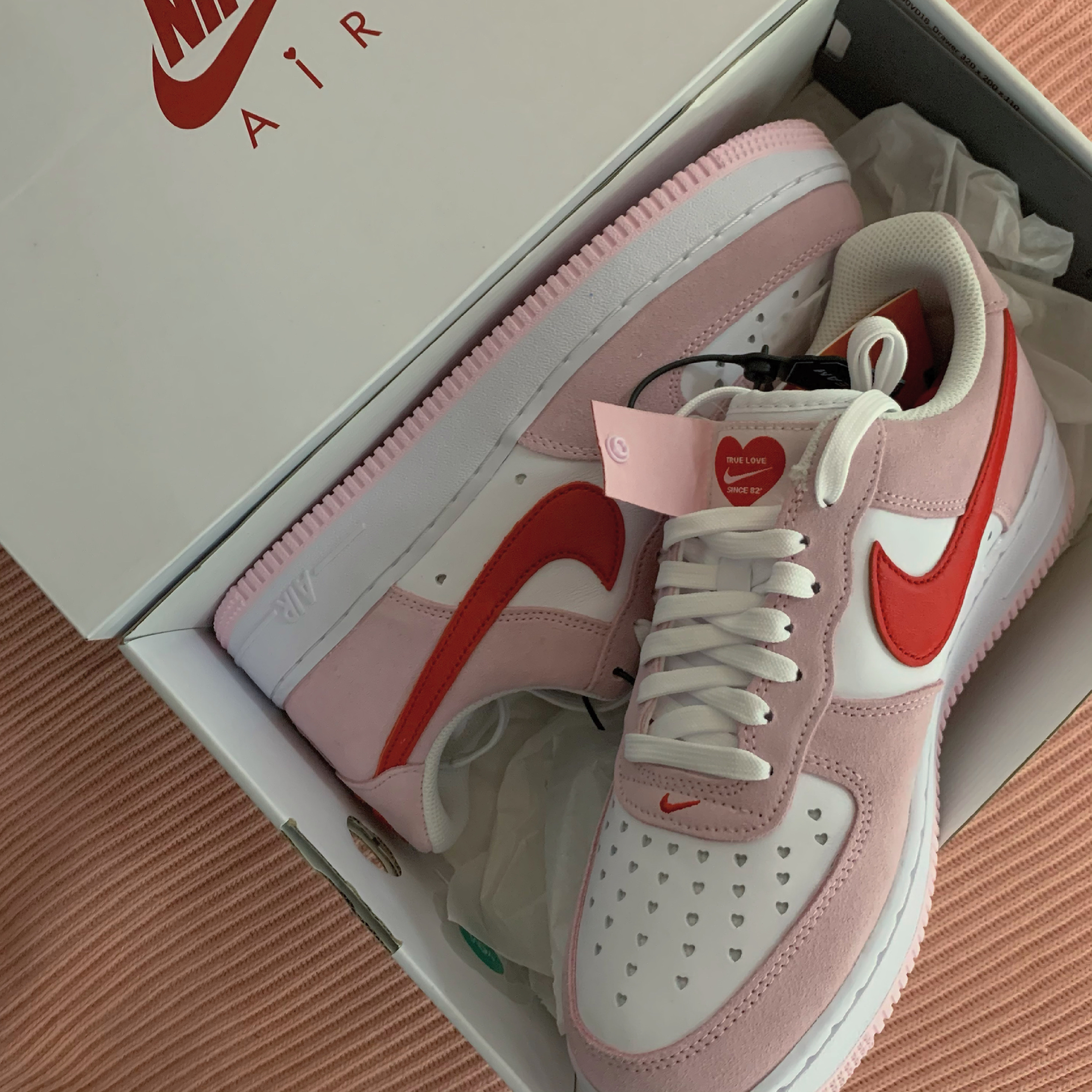 Nike Air Force 1 '07 QS Valentine's Day 착용 스타일