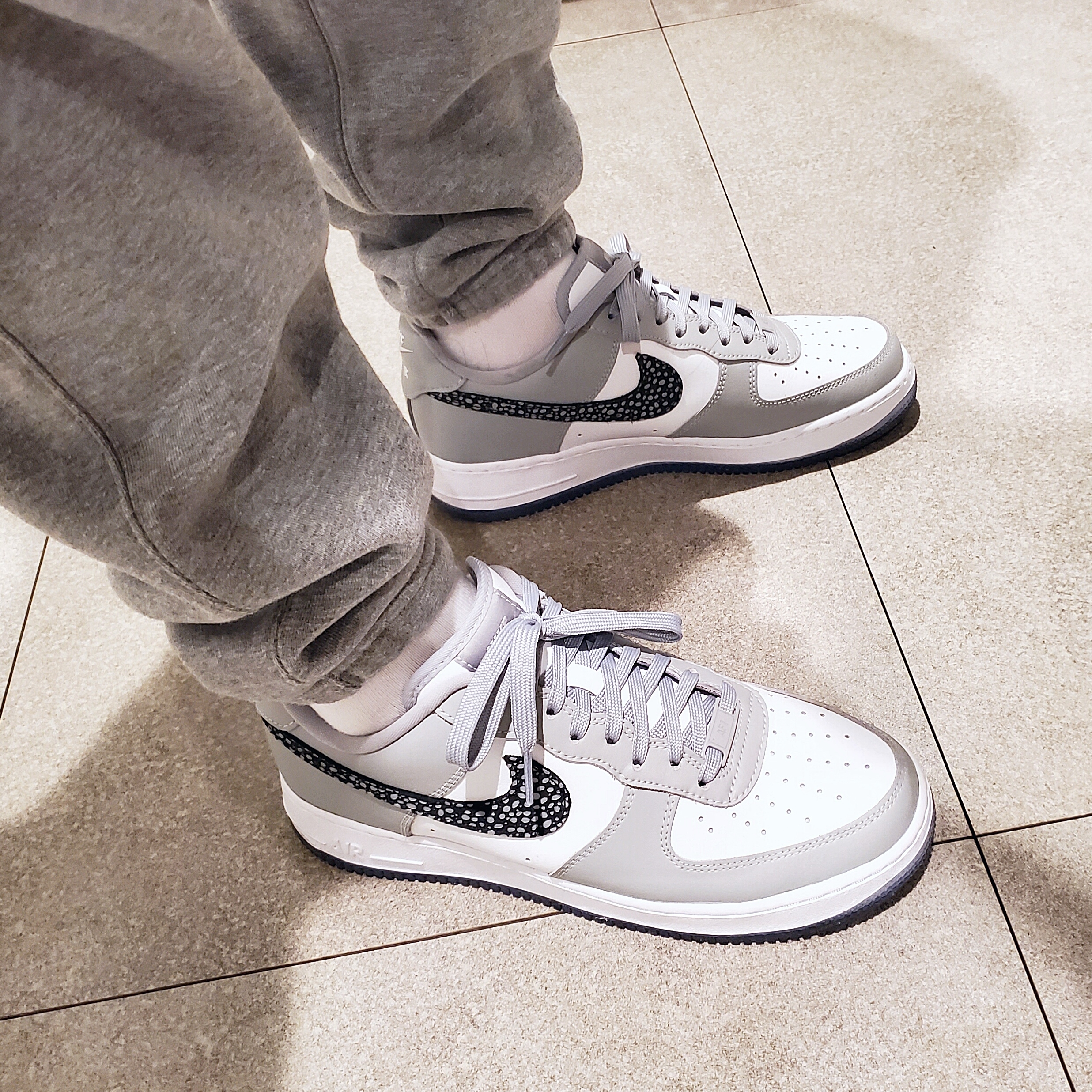 Nike x Stussy NRG ZR Fleece Crewneck Heather Grey - US/EU, Nike NRG Solo Swoosh Fleece Pants Dark Grey Heather - US/EU 착용 스타일 - 2