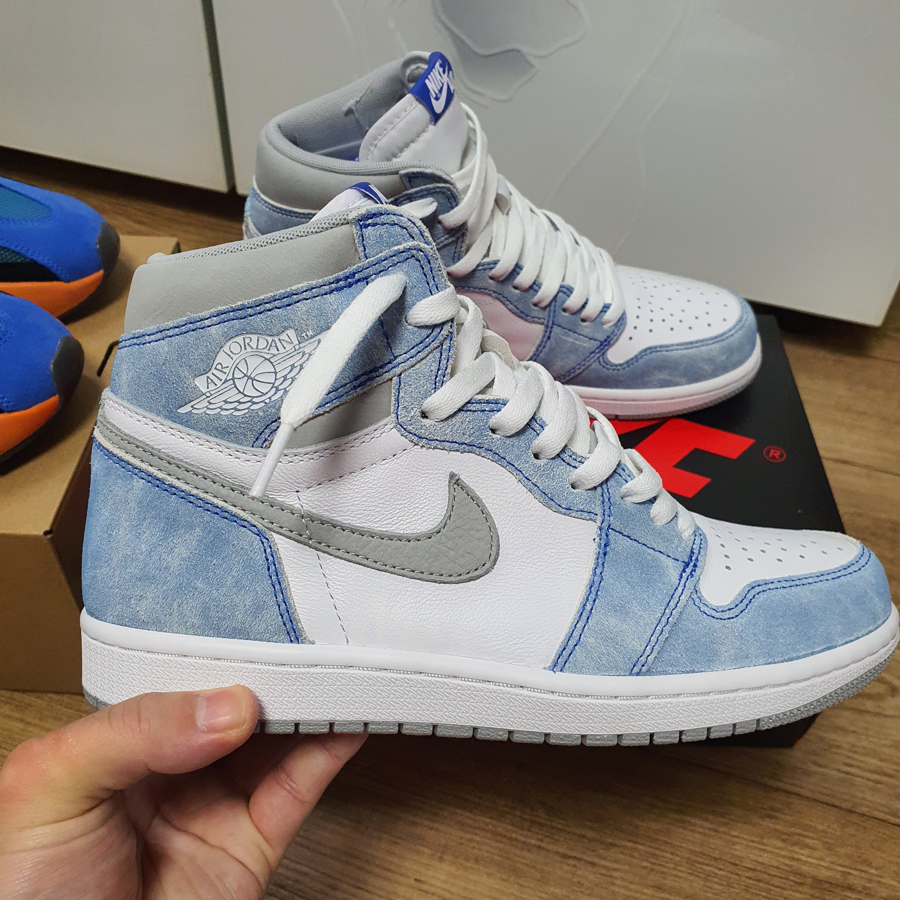 Jordan 1 Retro High OG Hyper Royal, Adidas Yeezy Boost 700 Bright Blue 착용 스타일 - 3