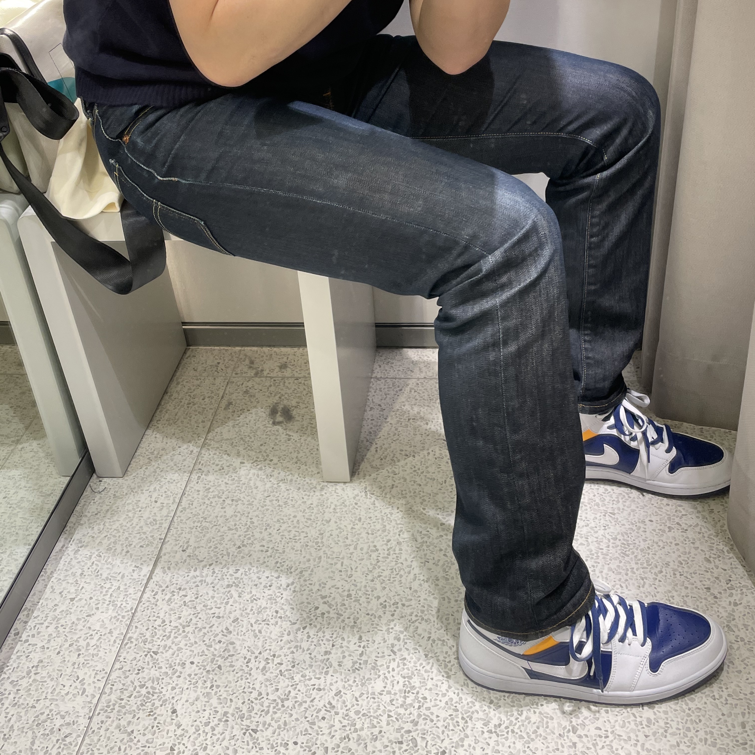 Jordan 1 Mid Deep Royal Blue Laser Orange 착용 스타일 - 2