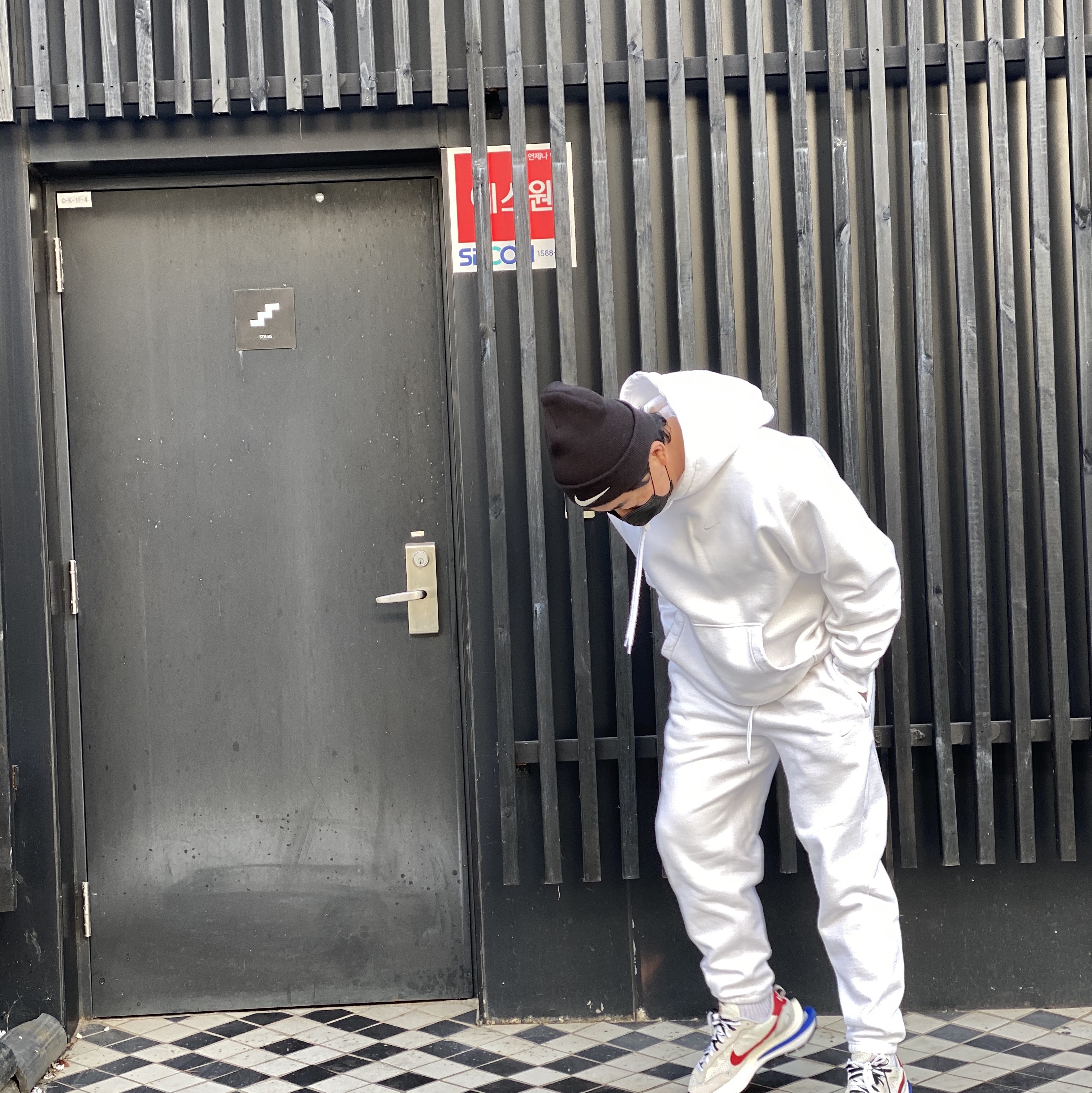 Nike x Sacai VaporWaffle Royal Fuchsia, Nike M NRG Hoodie White 착용 스타일 - 2