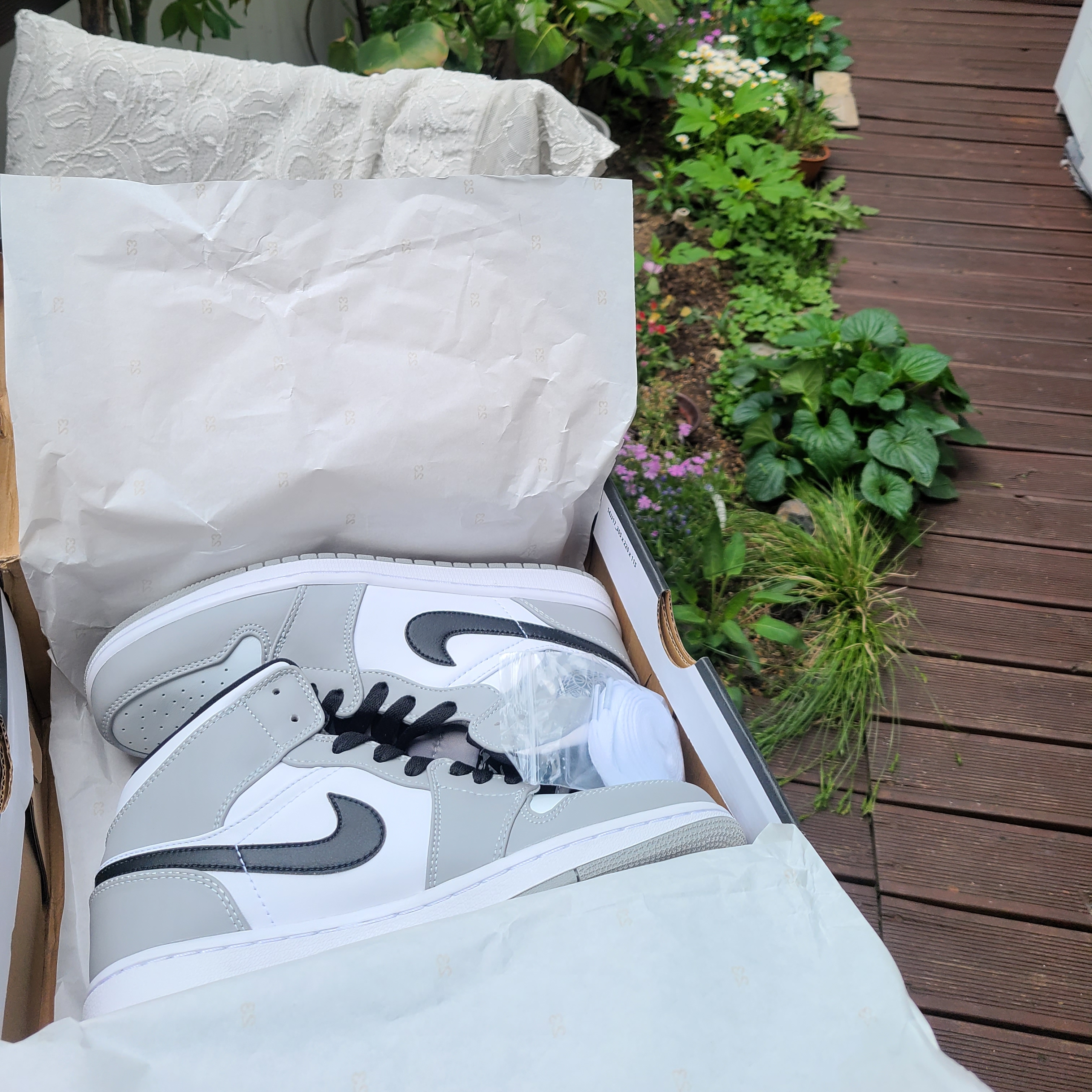 Jordan 1 Mid Black Hyper Royal, Jordan 1 Mid Light Smoke Grey 착용 스타일 - 2