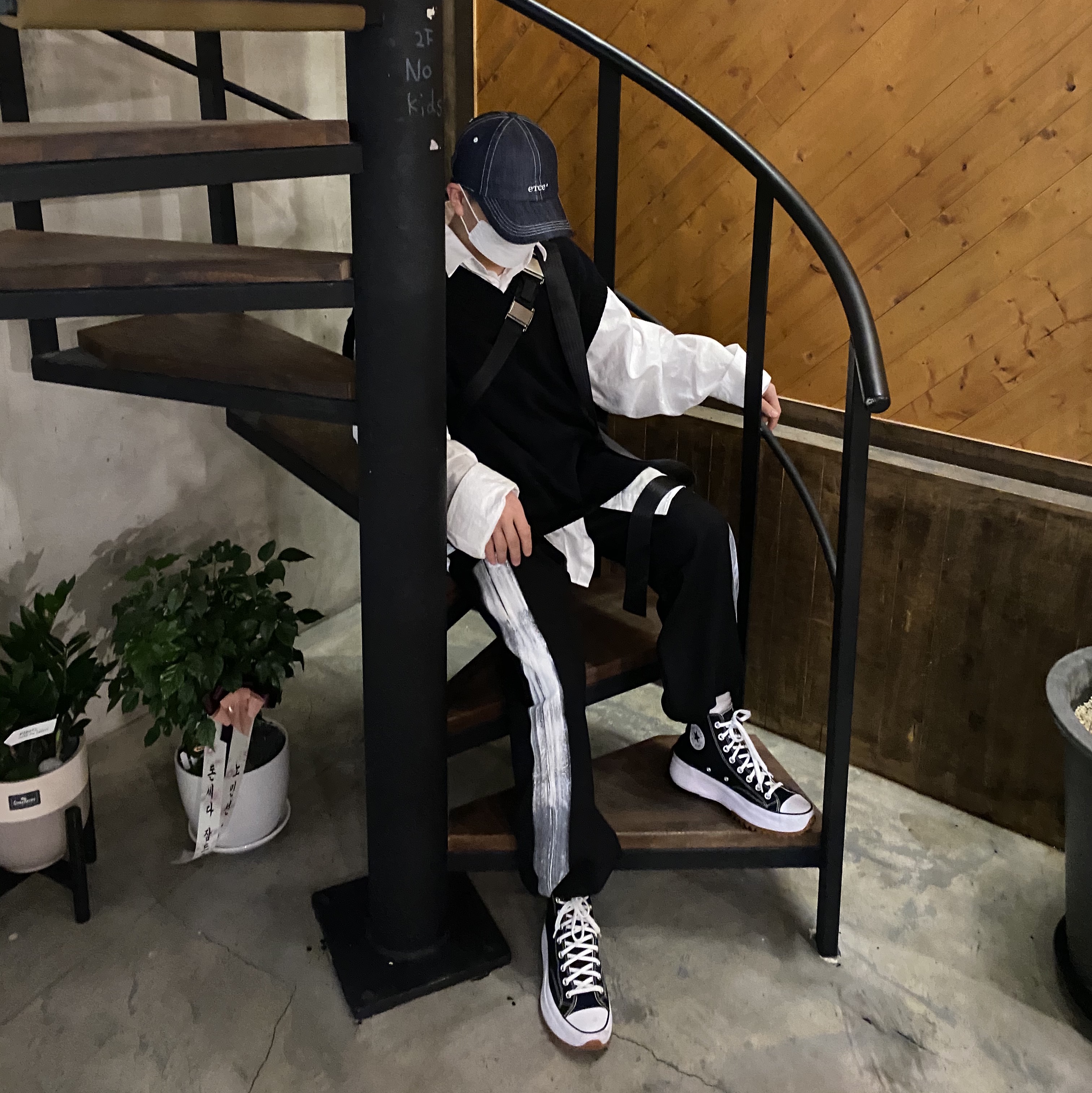 Converse Run Star Hike Hi Black White Gum 착용 스타일 - 2