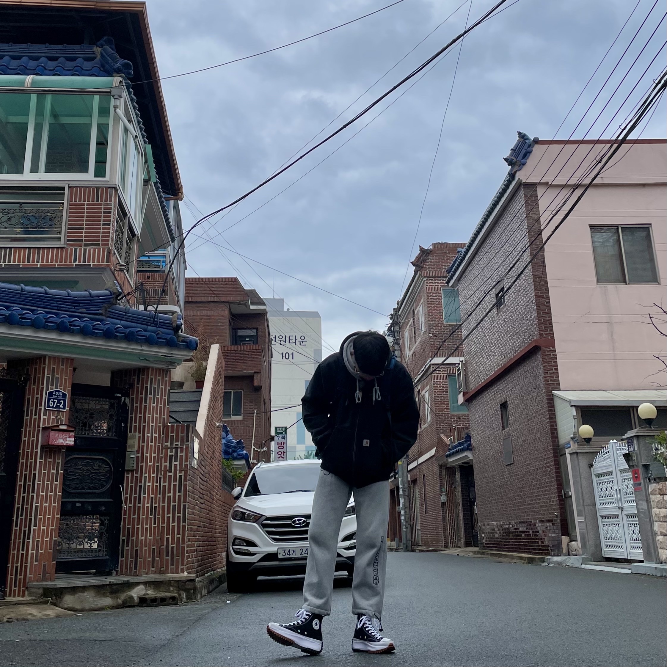 Converse Run Star Hike Hi Black White Gum, Nike Air More Uptempo Knicks 착용 스타일 - 1