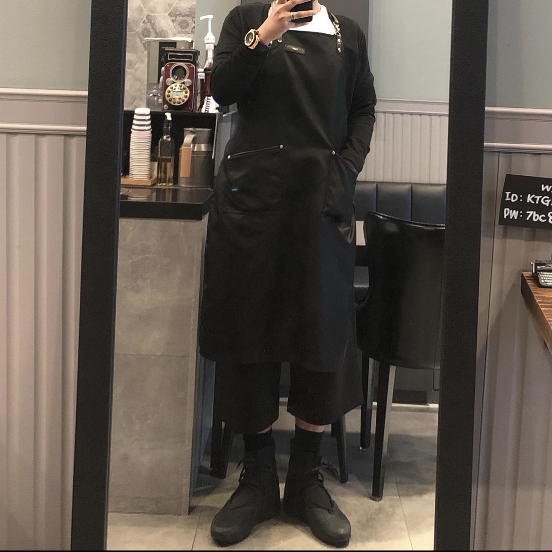 Nike x Fear of God Air Fear of God 1 Triple Black, Balenciaga Triple S Bicolor White Light Grey Yellow 2018 착용 스타일 - 1