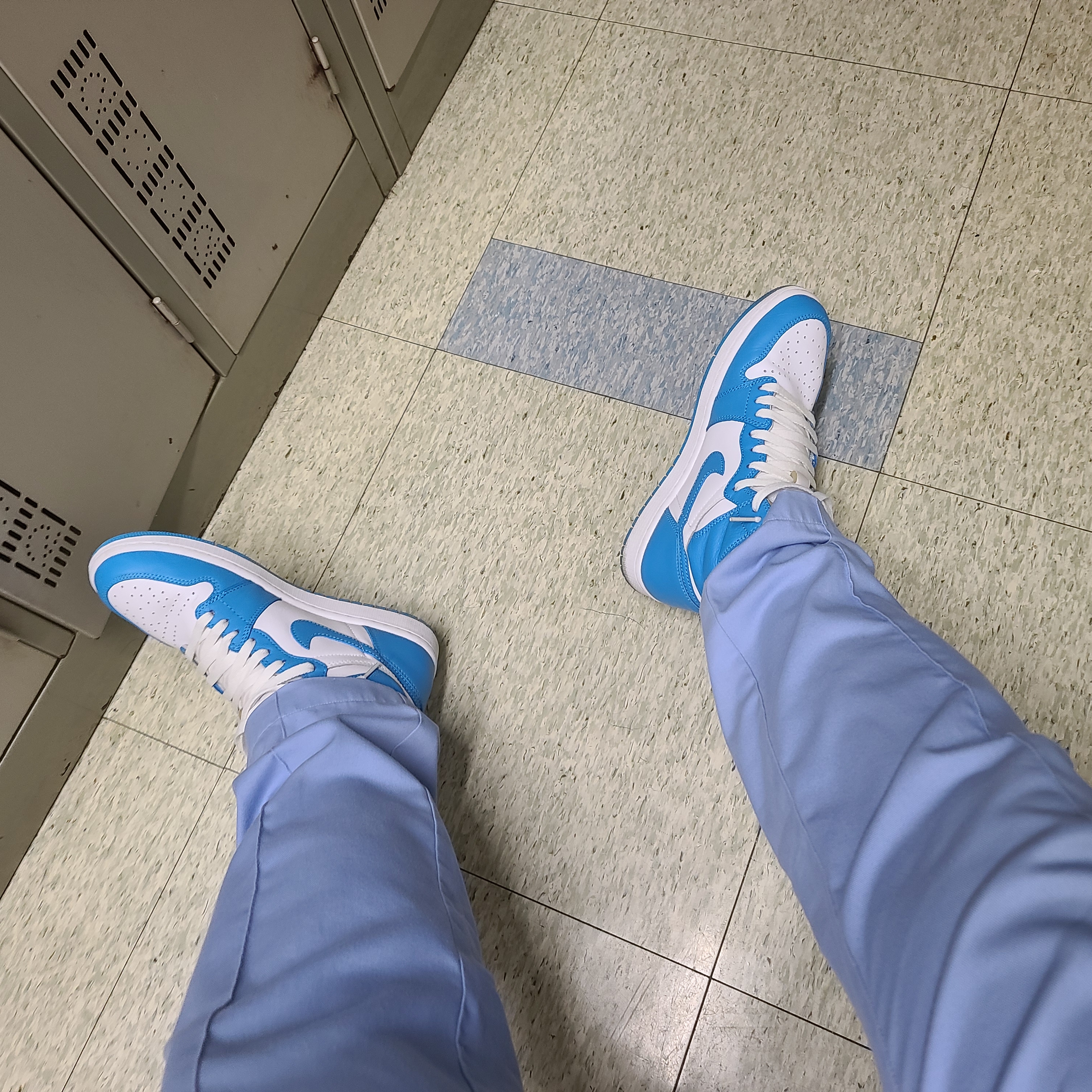 Jordan 11/29 Ultimate Gift of Flight, Jordan 1 Retro UNC 착용 스타일 - 2