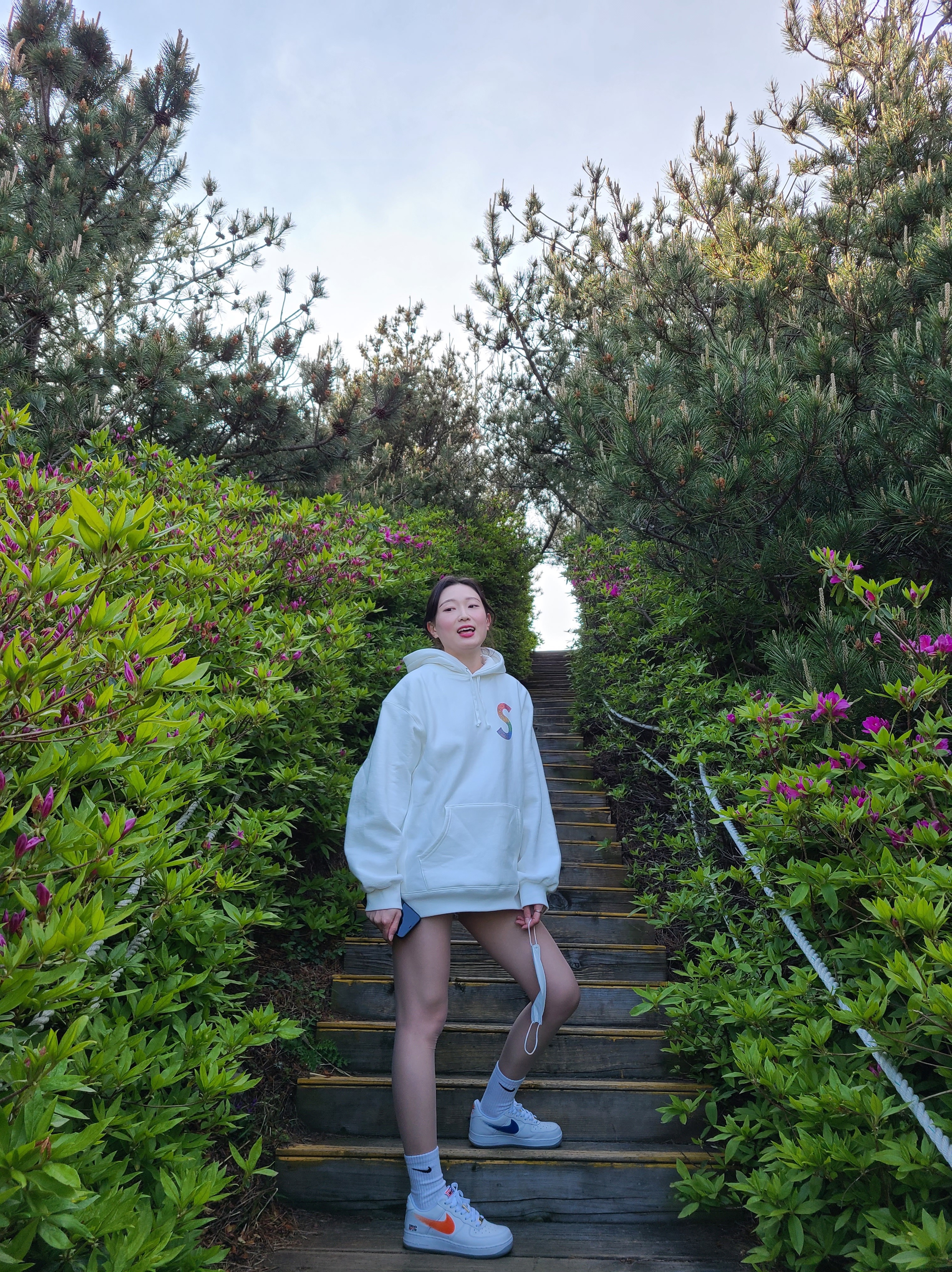 Supreme Swarovski S Logo Hooded Sweatshirt White - 21SS, Nike x Kith Air Force 1 Low NYC White 착용 스타일