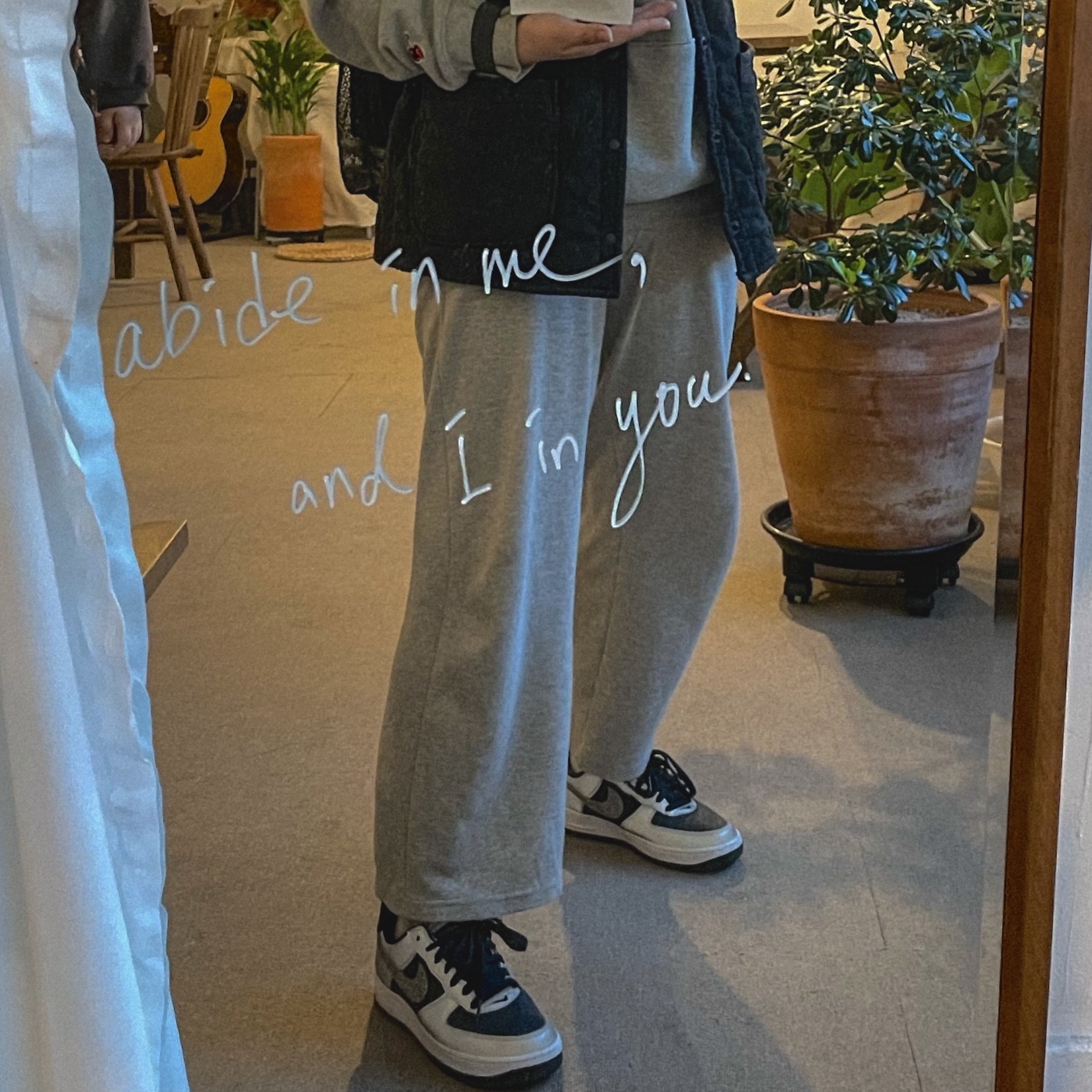 Nike Air Force 1 B Silver Snake 착용 스타일 - 2