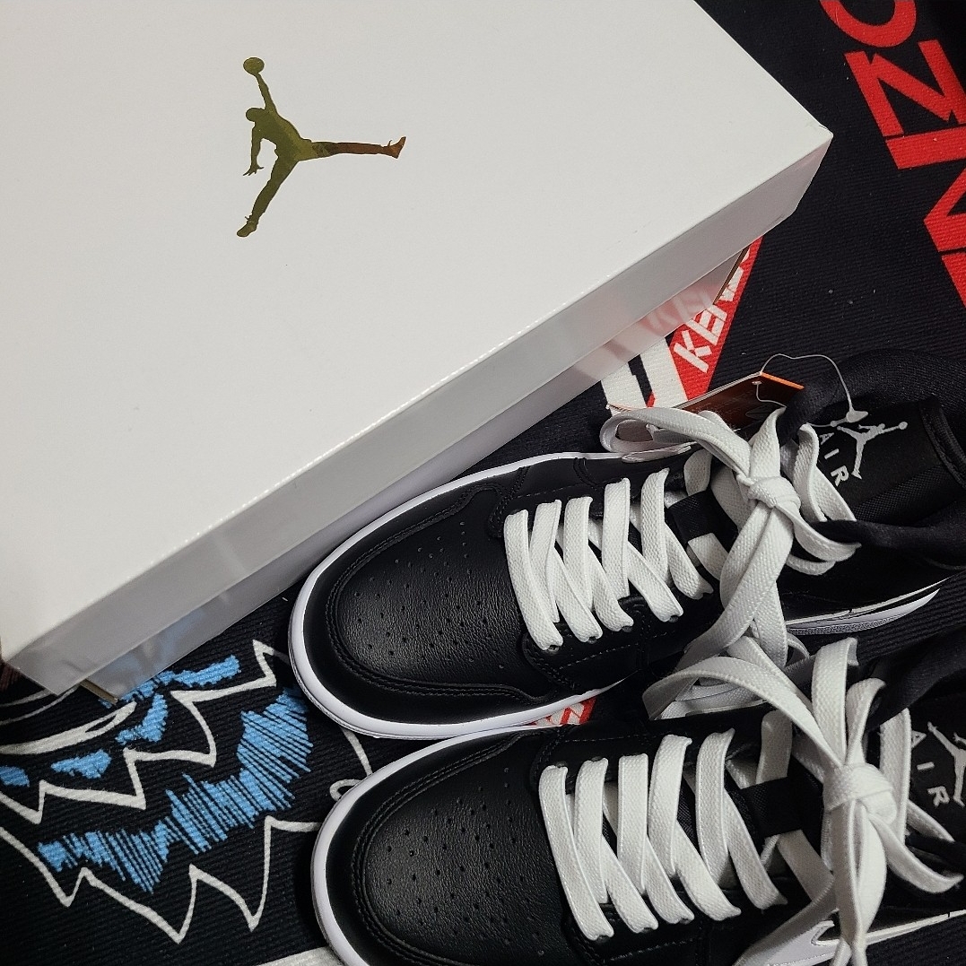 (W) Jordan 1 Mid Black White 착용 스타일 - 1