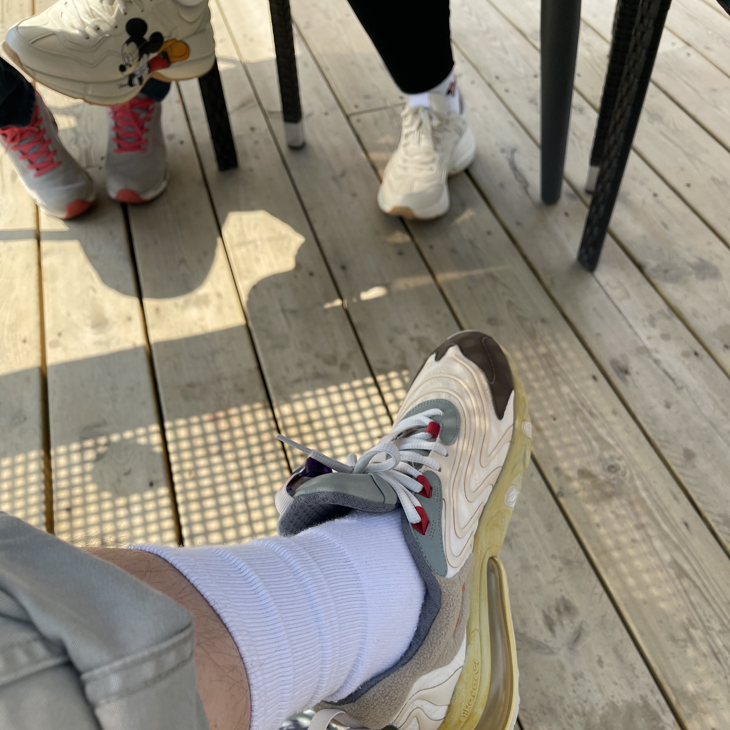 Nike x Travis Scott Air Max 270 React Cactus Trails, Gucci x Disney Rhyton Mickey Mouse 착용 스타일