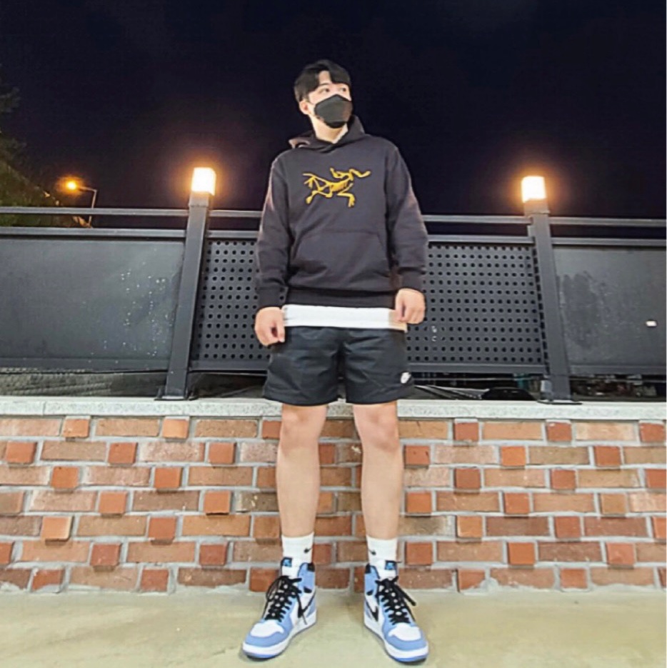 Jordan 1 Retro High OG University Blue, Palace x Arc'teryx Hood Black - 20FW 착용 스타일 - 1