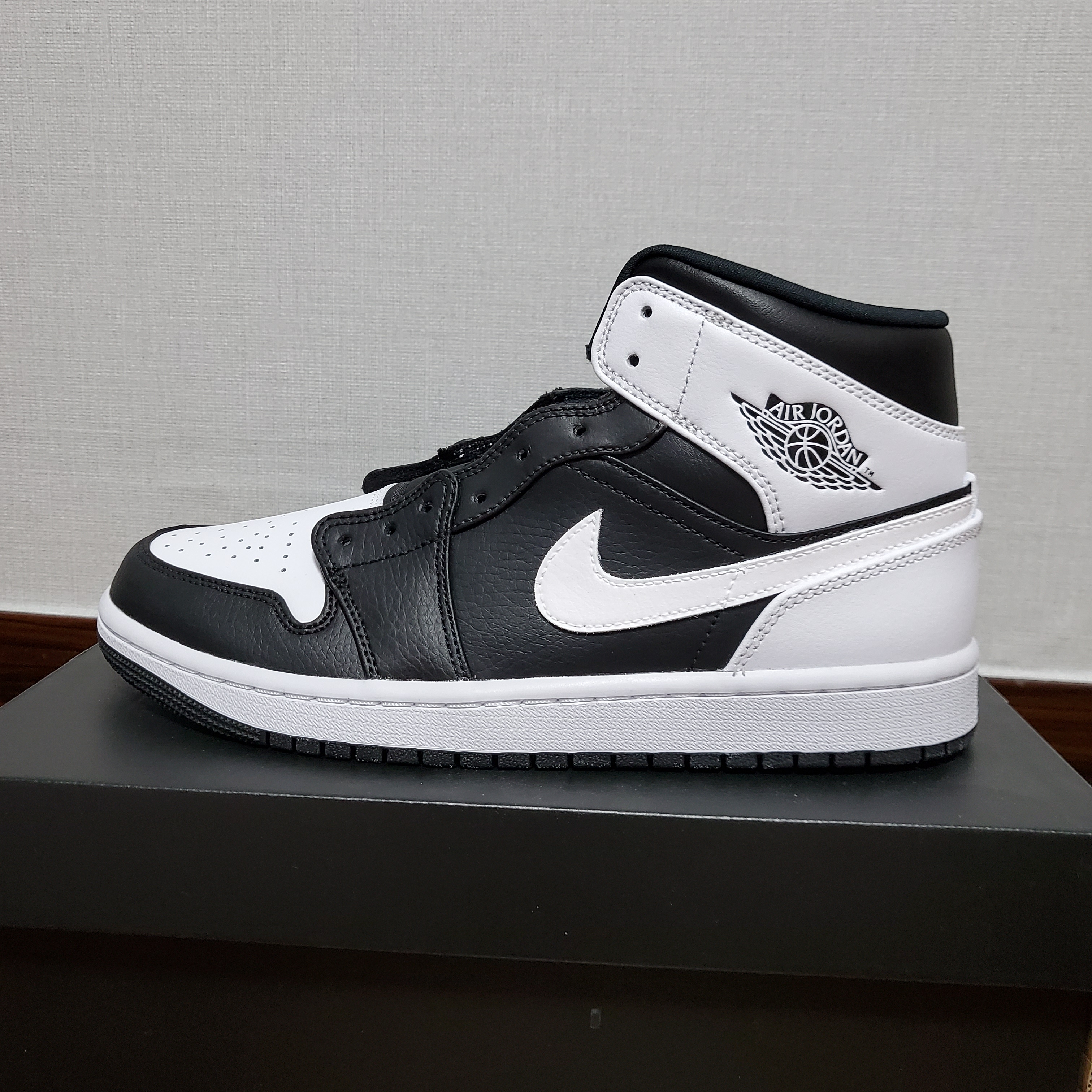 Jordan 1 Retro High RE2PECT (Derek Jeter), Jordan 1 Mid Black Chile Red 착용 스타일