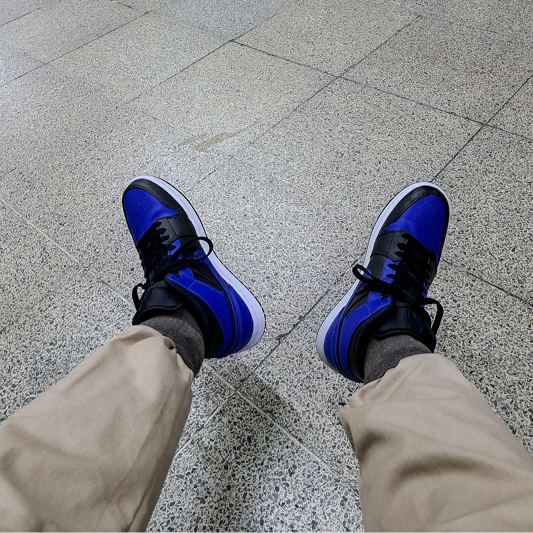Jordan 1 Mid Black Hyper Royal, Jordan 1 Mid Light Smoke Grey 착용 스타일 - 1