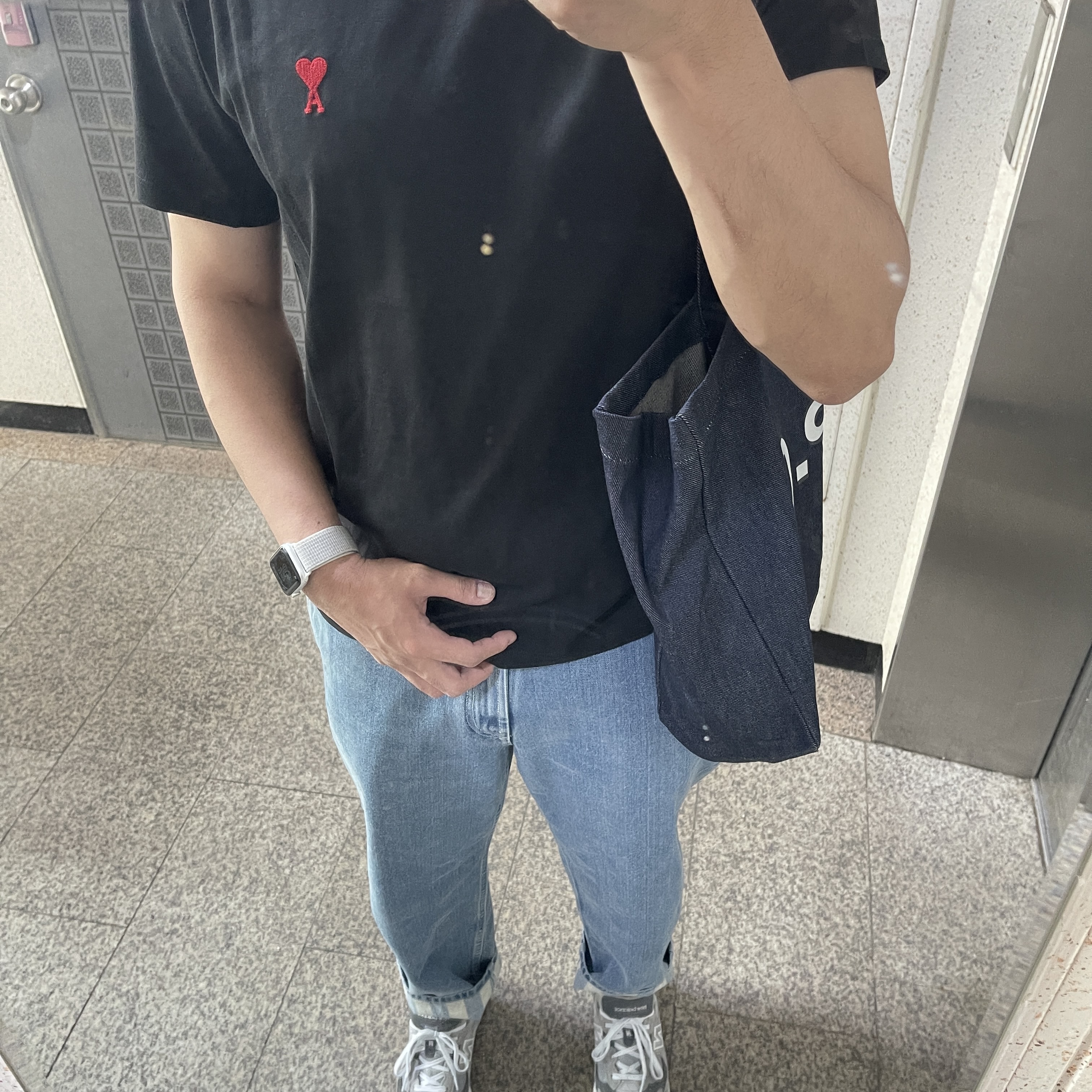 AMI de Coeur T-Shirt Black, New Balance 992 Made in USA Grey - D Standard 착용 스타일