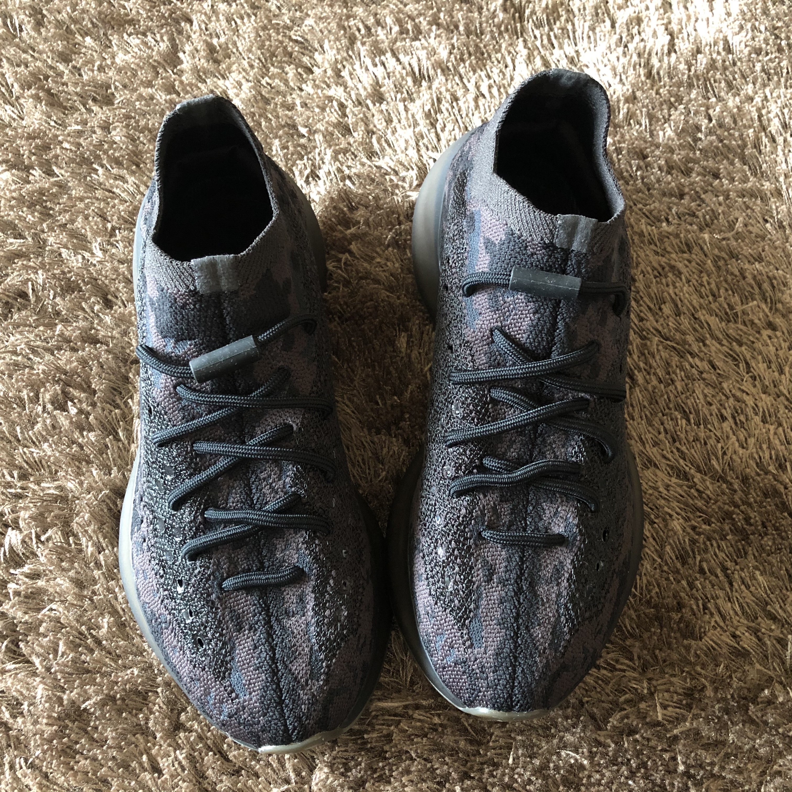 Adidas Yeezy Boost 380 Onyx - Non-Reflective 착용 스타일 - 3