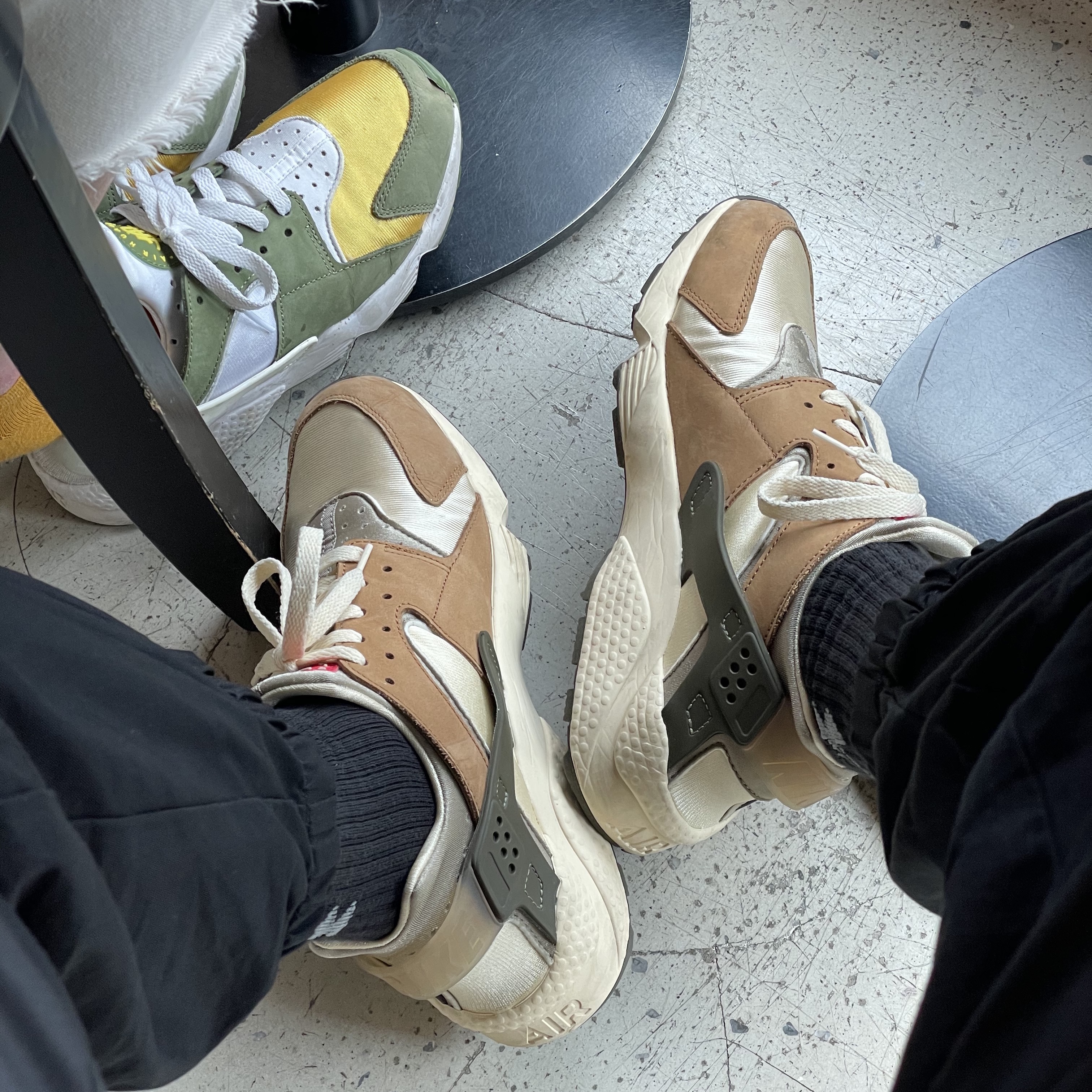 Nike x Stussy Air Huarache LE Desert Oak, Nike x Stussy Air Huarache LE Dark Olive 착용 스타일